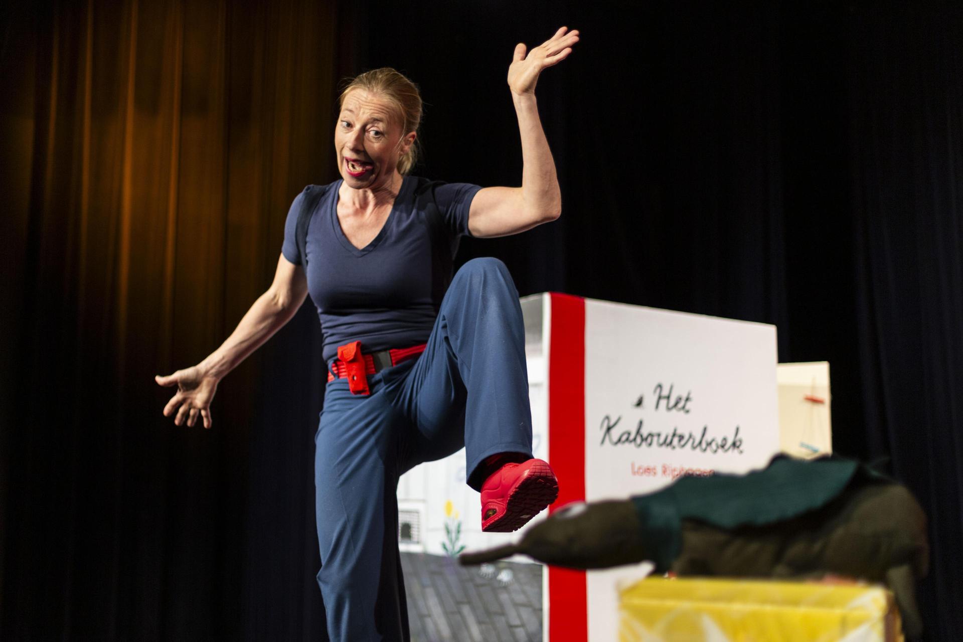 scènefoto Het Kabouterboek met actrice op het podium dansend