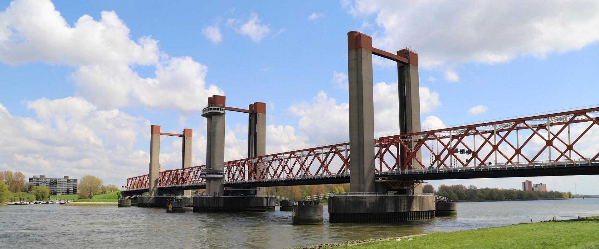 Foto van de Spijkenisserbrug gezien vanaf de sportvelden in Spijkenisse