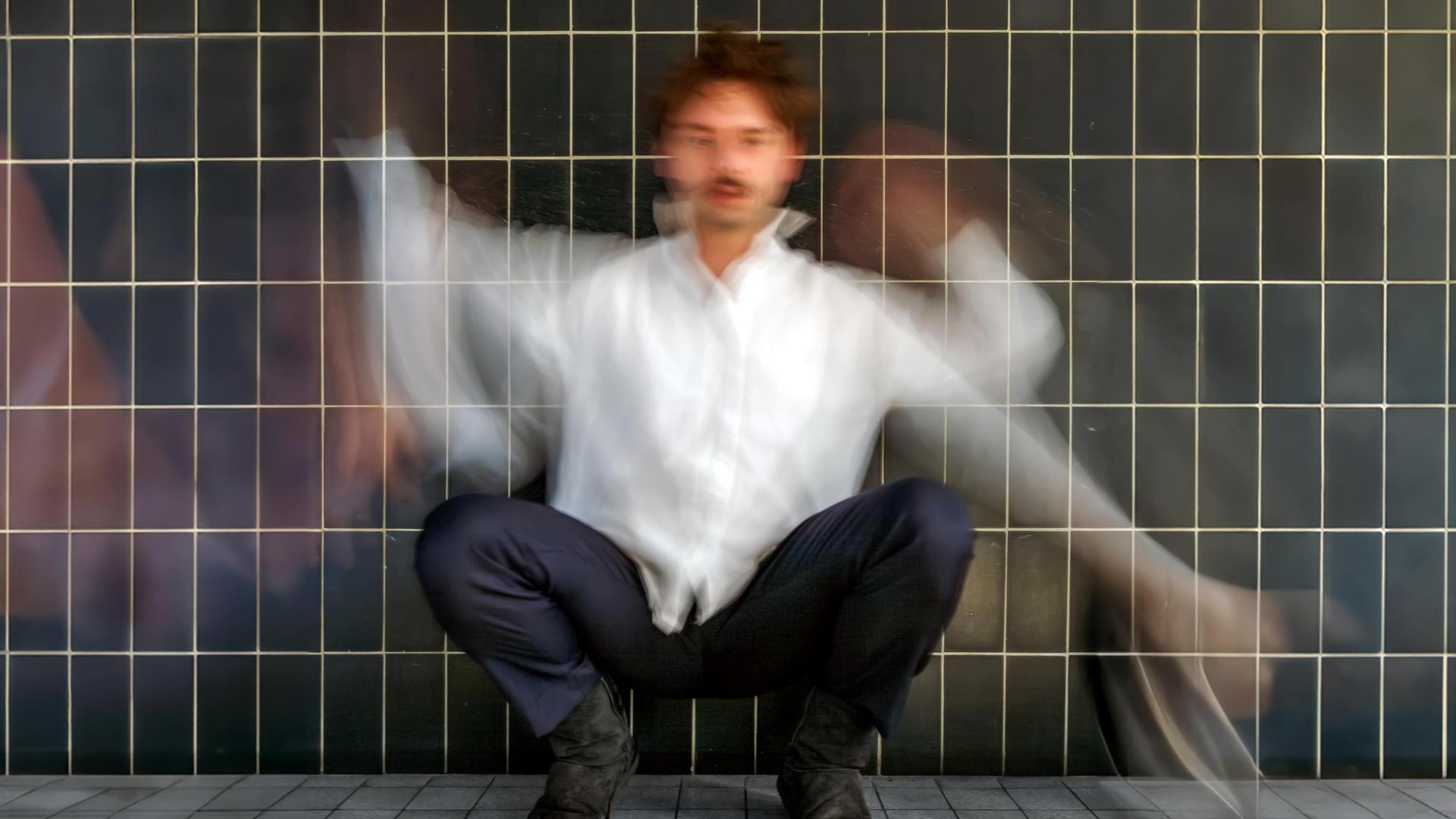 Donny Ronny Danst (try-out), Donny Ronny voor een tegeltjesmuur met snelle armbewegingen waardoor de foto bewogen is