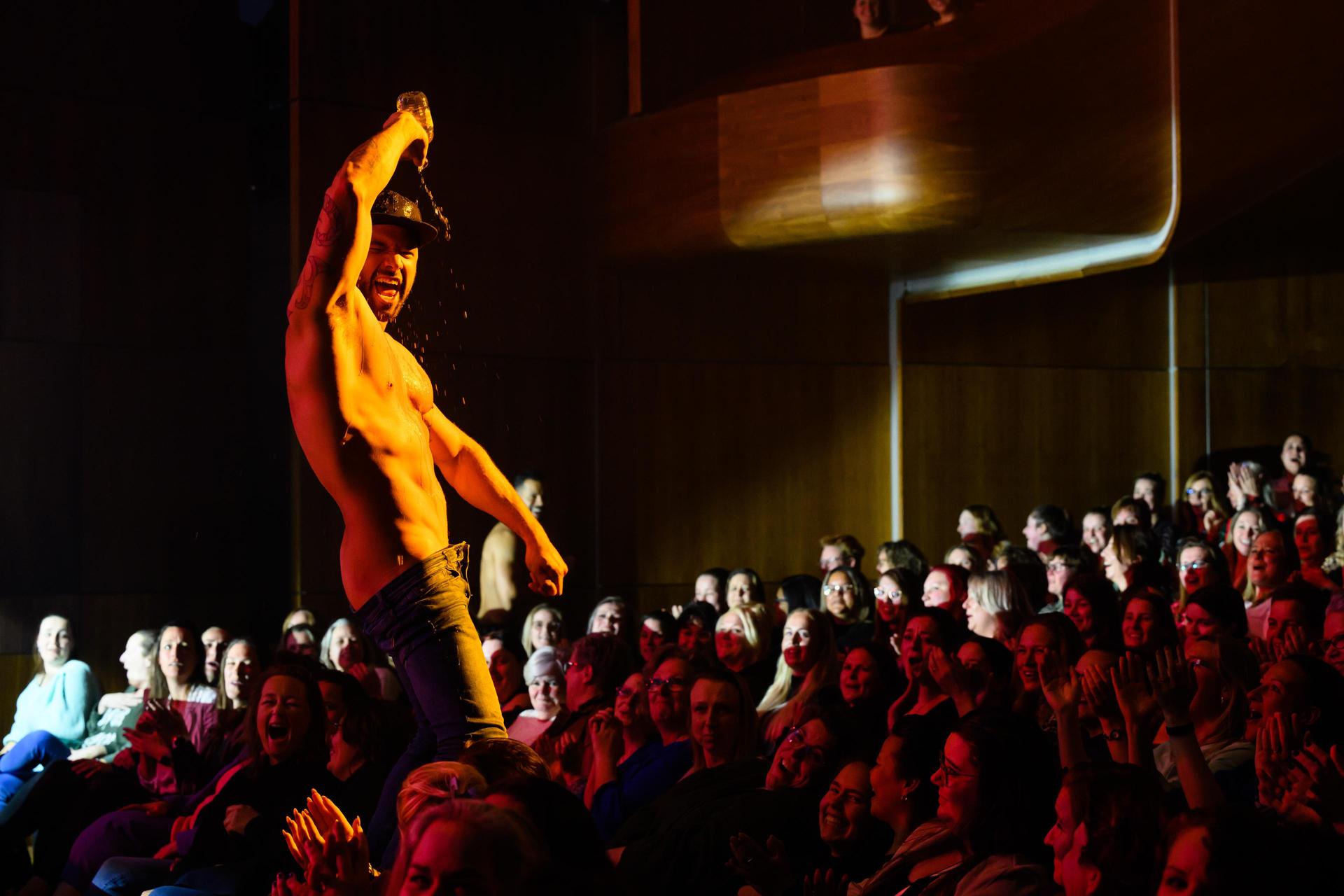 scenefoto van de mannen van Thunder from down under op het podium met ontbloot bovenlijf