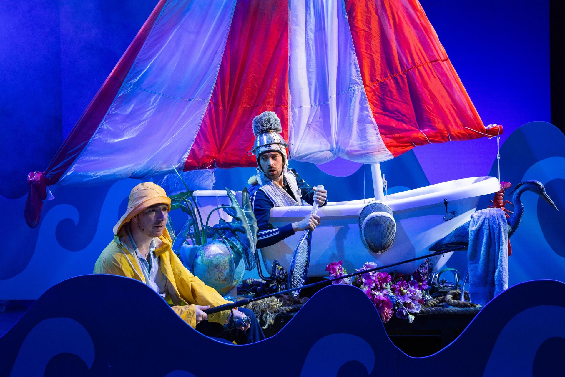 scènefoto van De Proefkeuken Theatershow met Pieter Hulst en Willem Voogd in een boot