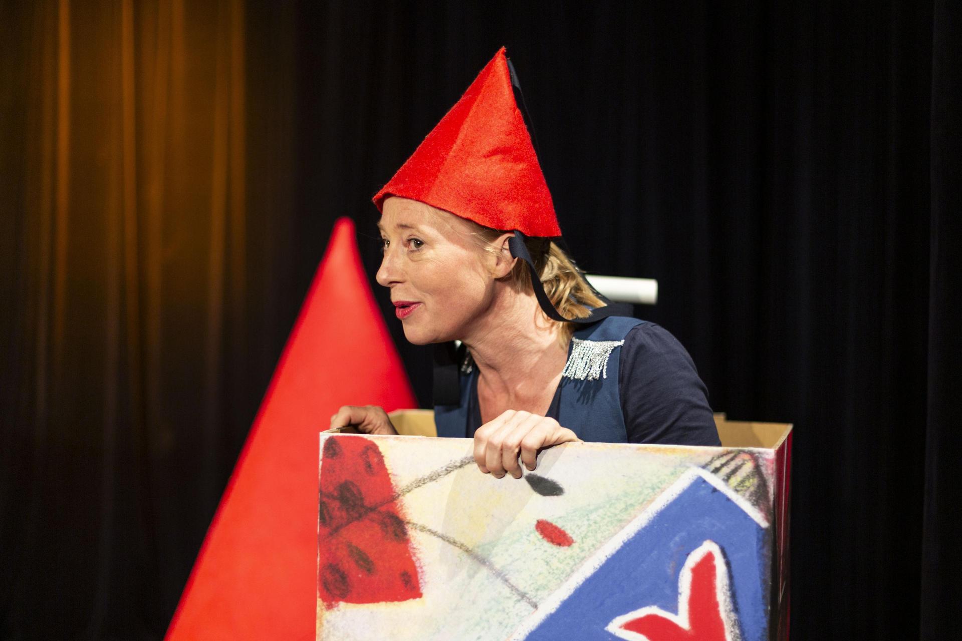 scènefoto Het Kabouterboek met actrice in een heel groot drinkpakje Wicky