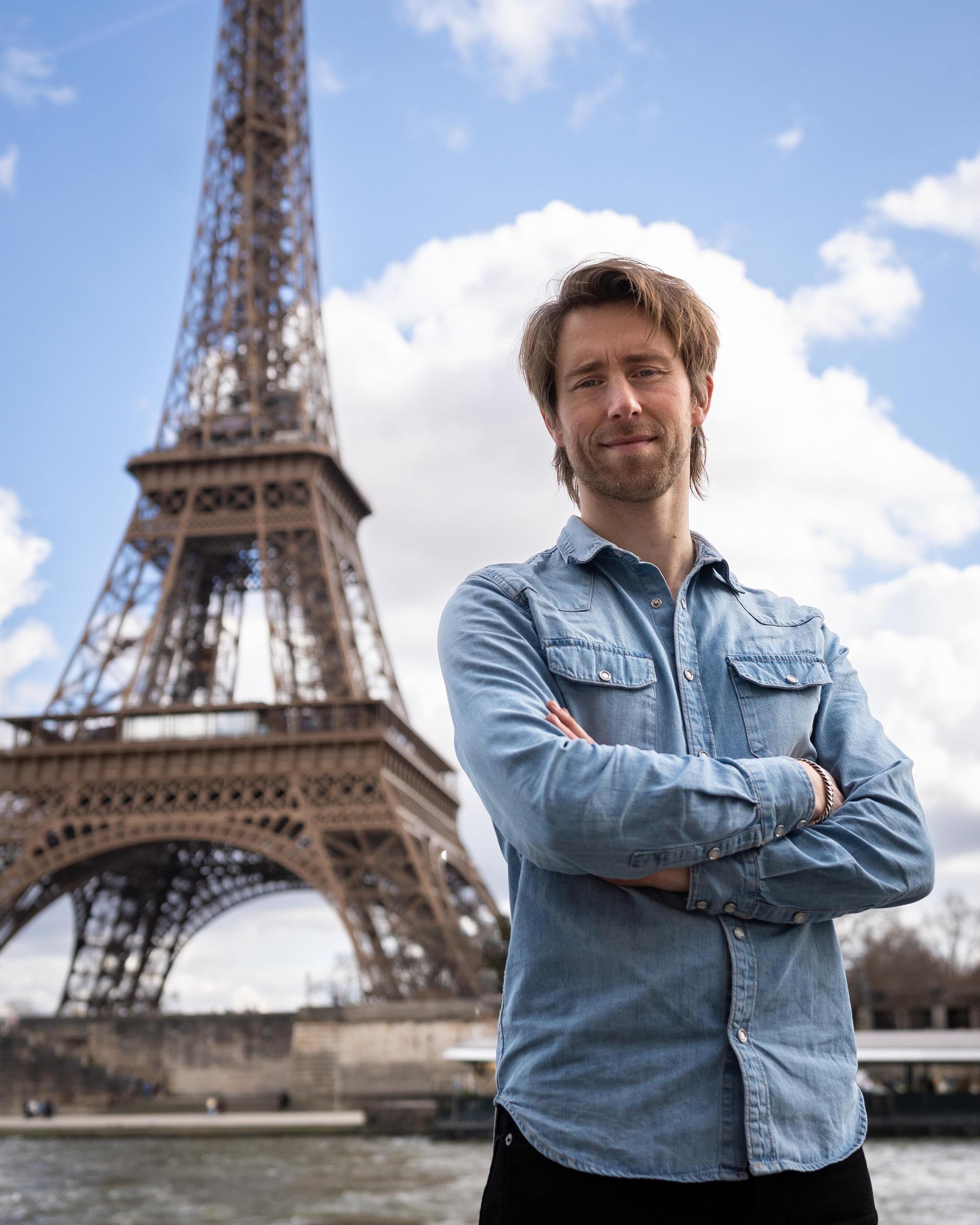 Castfoto Eiffel. Ruben van Keer voor de Eiffeltoren