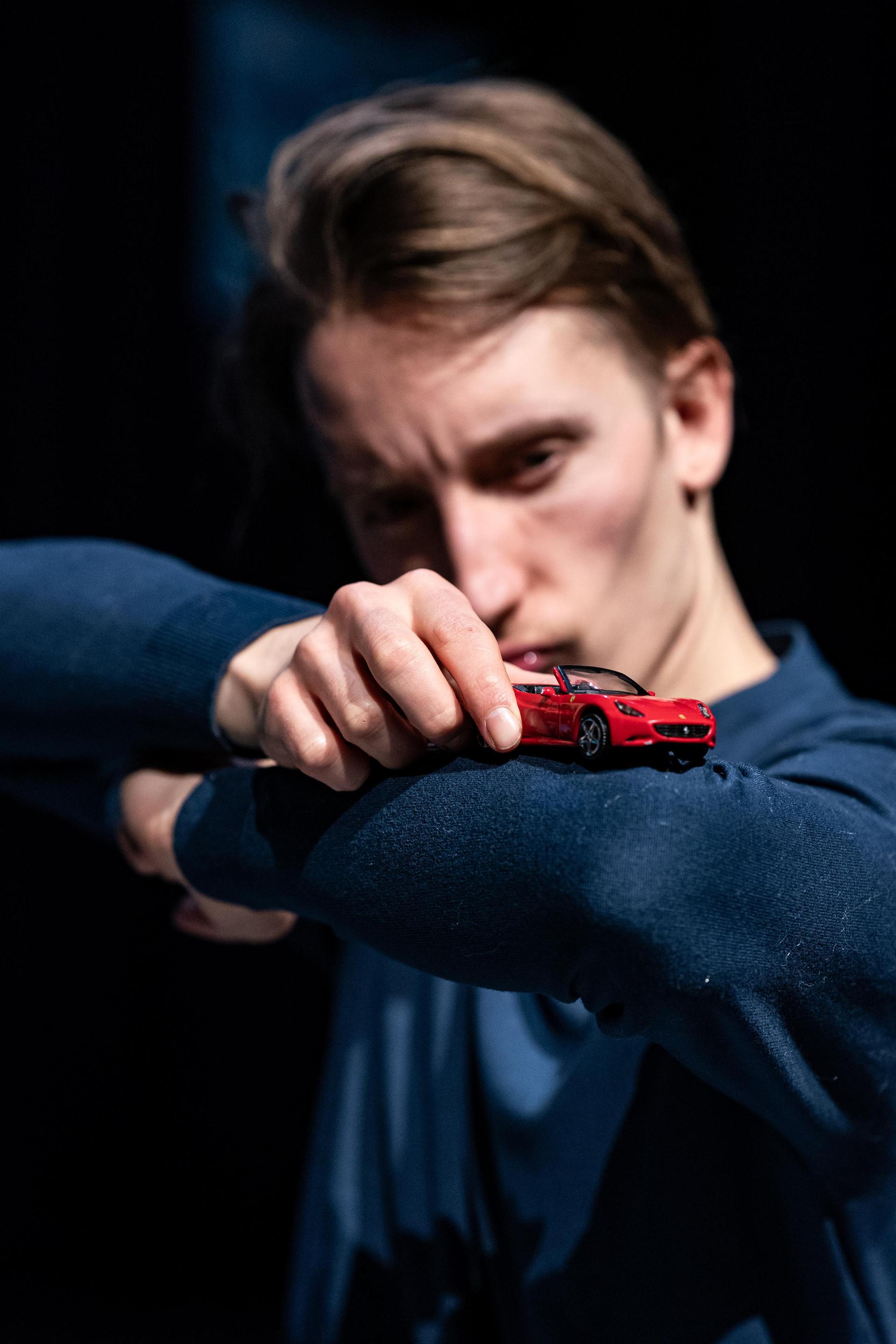 scènefoto's uit Het Geweldige Grote Mensenstuk met daarop speler en pop