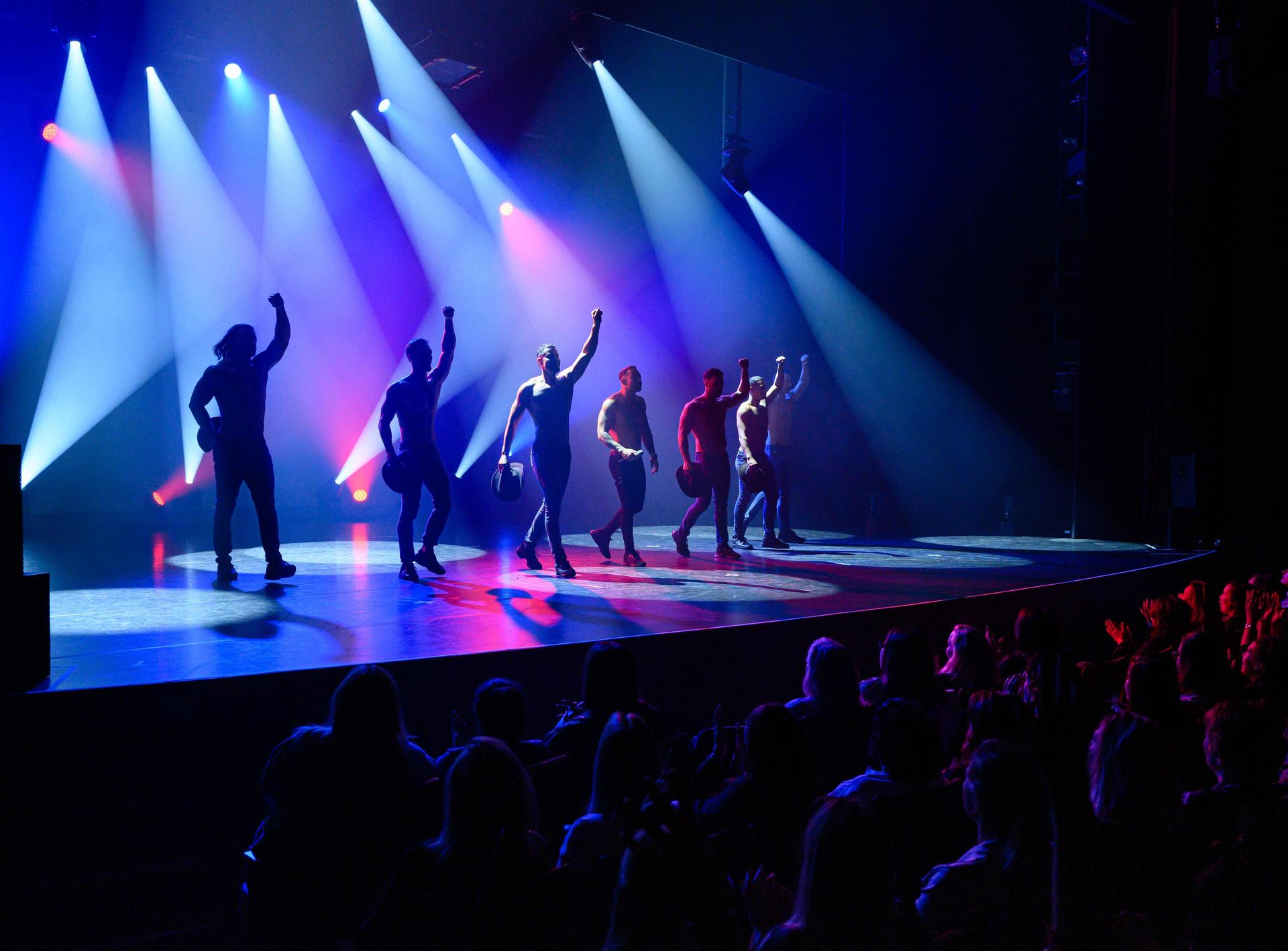 scenefoto van de mannen van Thunder from down under op het podium met ontbloot bovenlijf