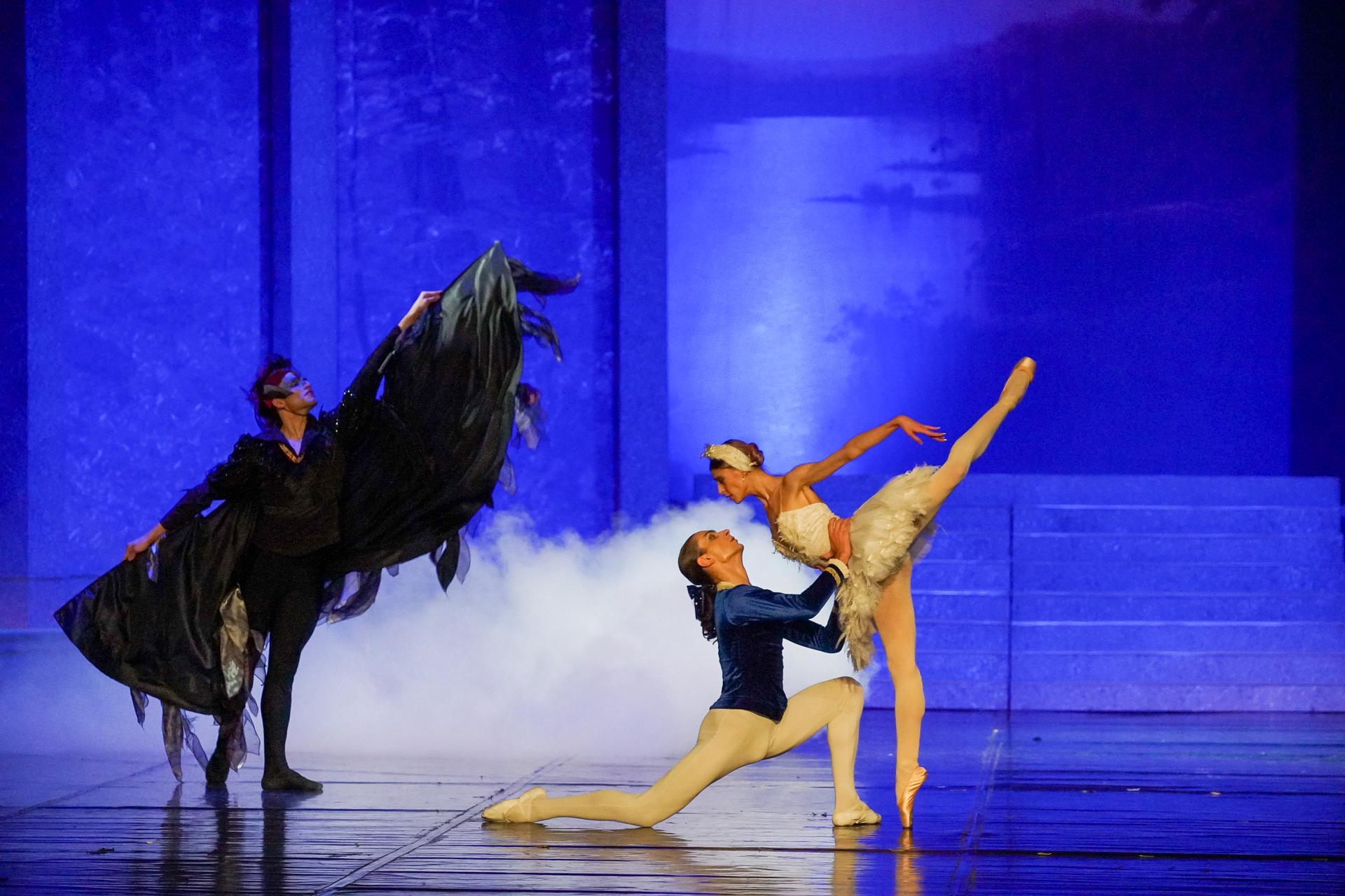 scènefoto Het Zwanenmeer. Dansers op het podium