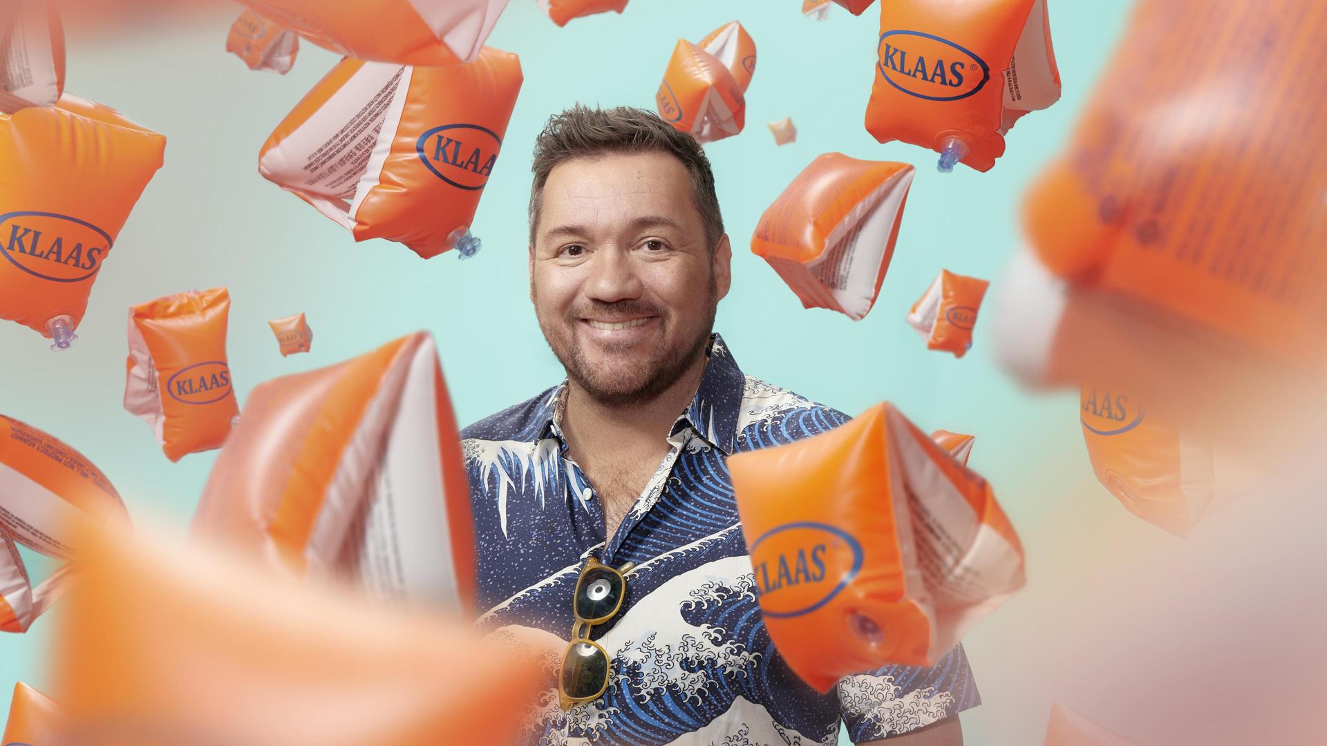 Klaas van der Eerden, Foto van Klaas van der Eerden tussen de opgeblazen oranje zwemvleugeltjes
