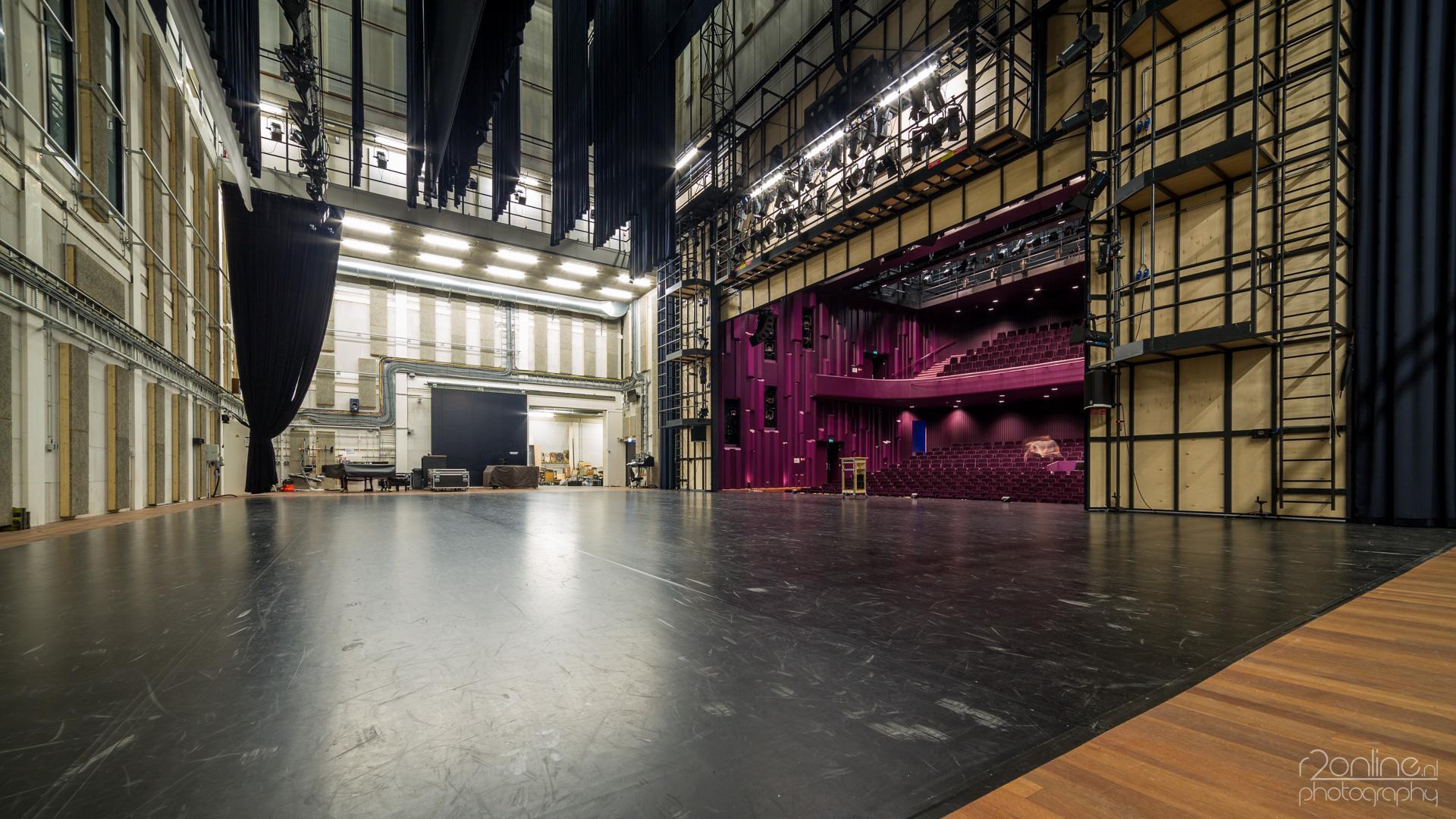Lege vloer van de Grote Zaal van Theater de Stoep gezien vanaf het zijtoneel