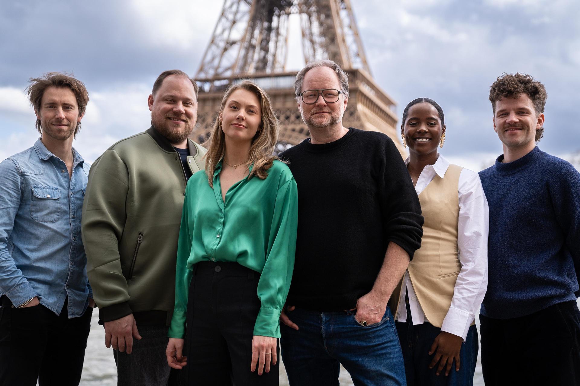 Castfoto Eiffel. Hele cast van 6 personen voor de Eiffeltoren