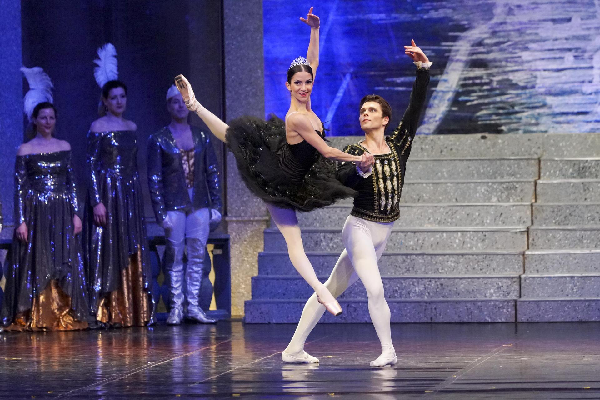 scènefoto Het Zwanenmeer. Dansers op het podium