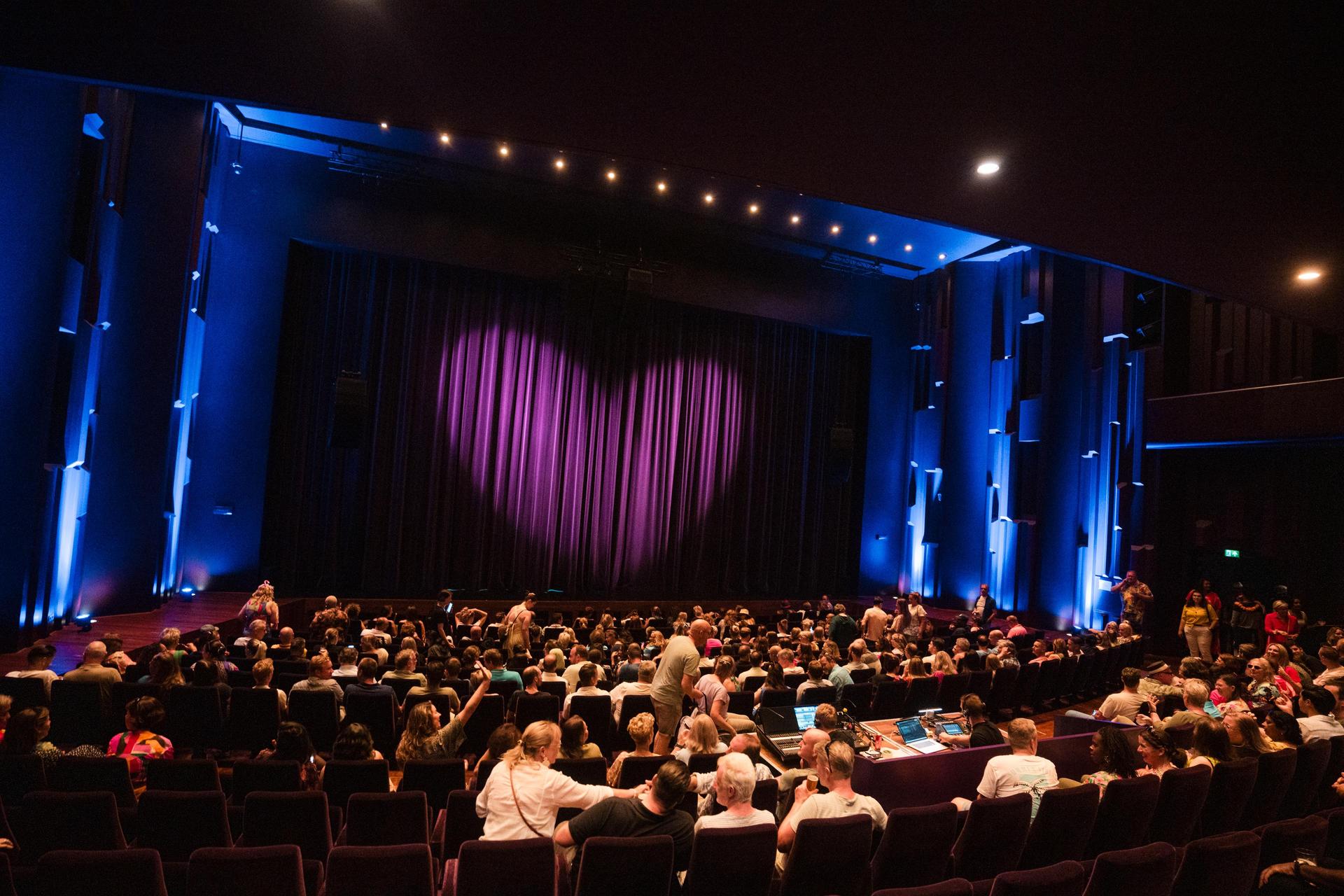 Volle Grote Zaal met mensen tijdens het Gemeentefeest