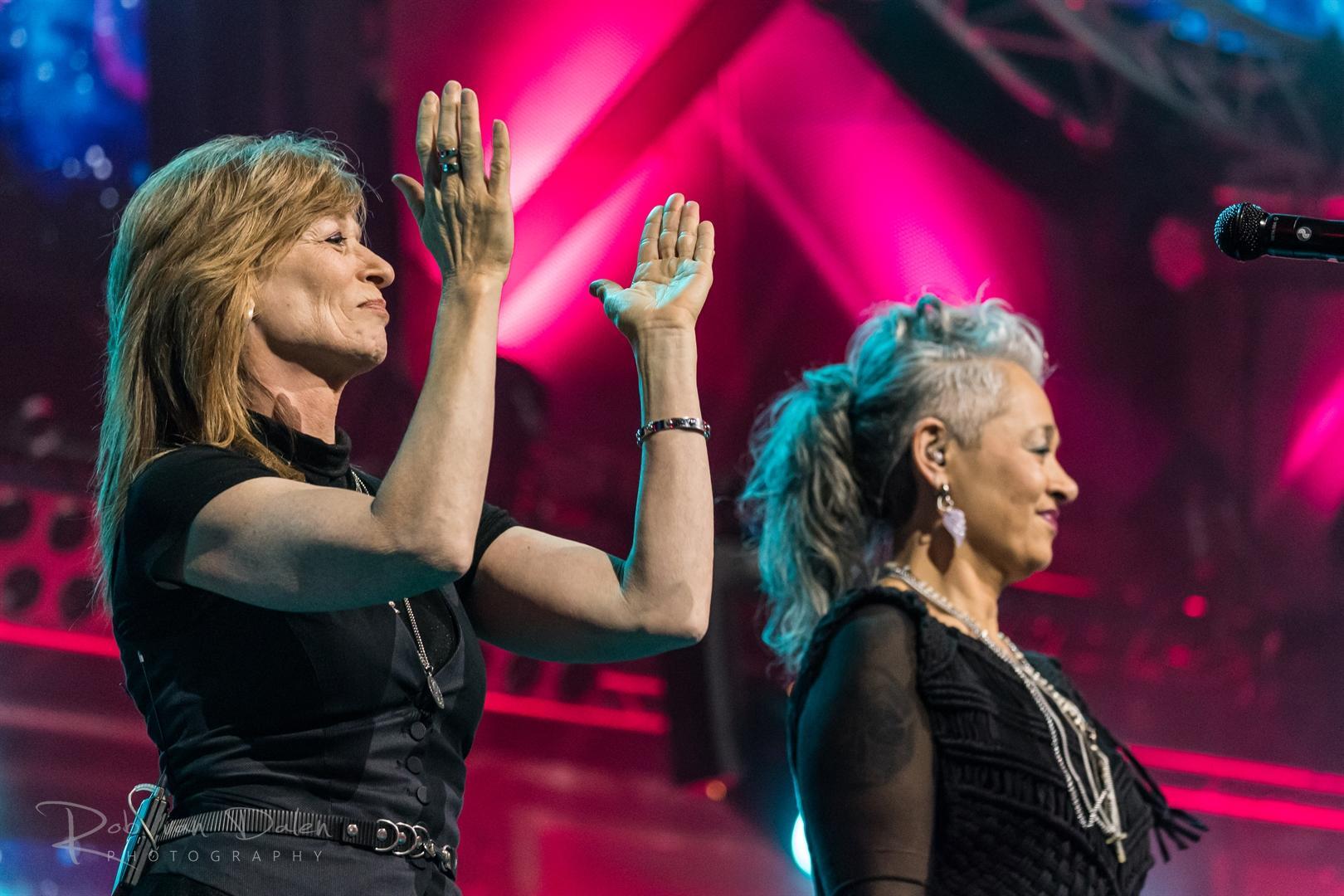 Foto van twee achtergrondzangeressen van de band Starman