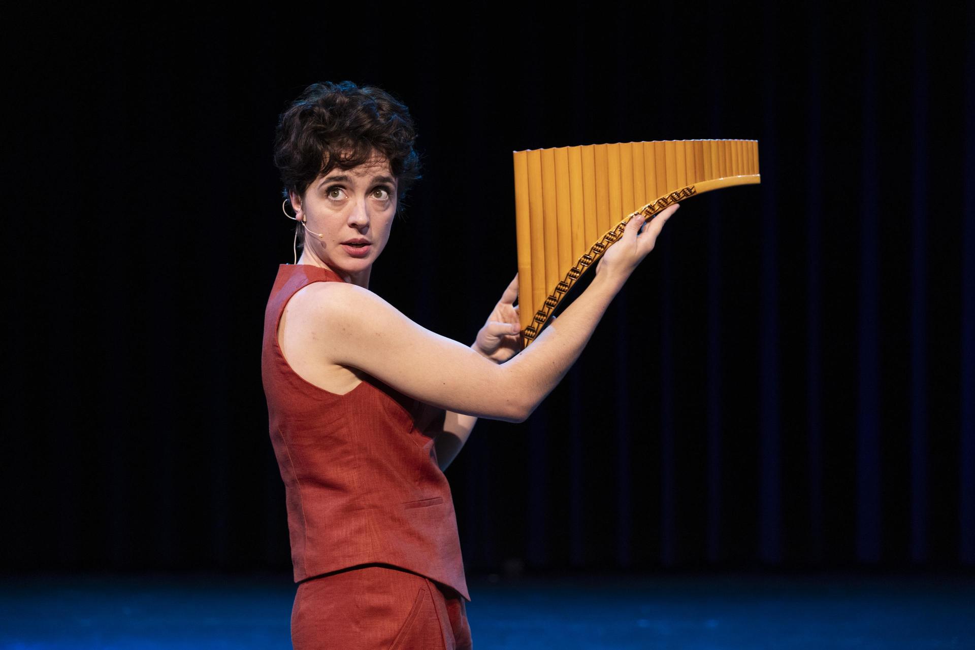 Scenefoto van Selma Visscher met een panfluit