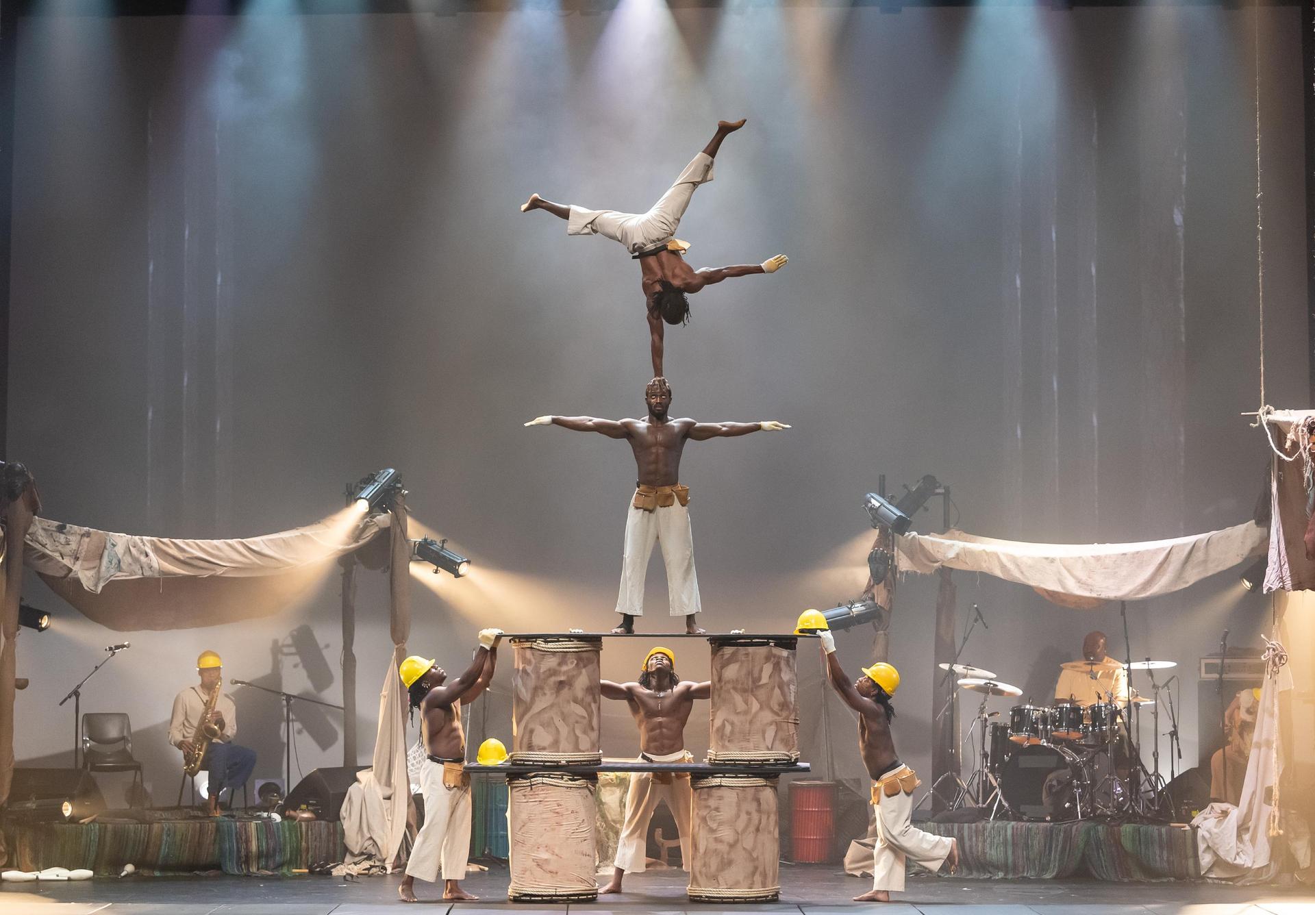 scènefoto van Kalabanté met menselijke piramide