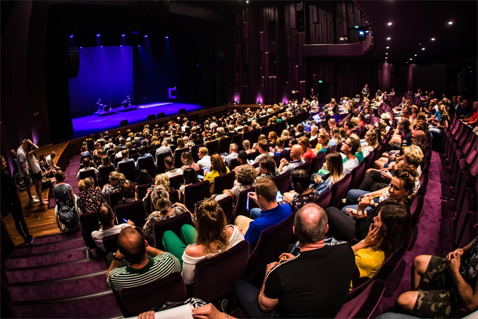 Foto van een gevulde Grote Zaal van Theater de Stoep gezien vanaf rij 16