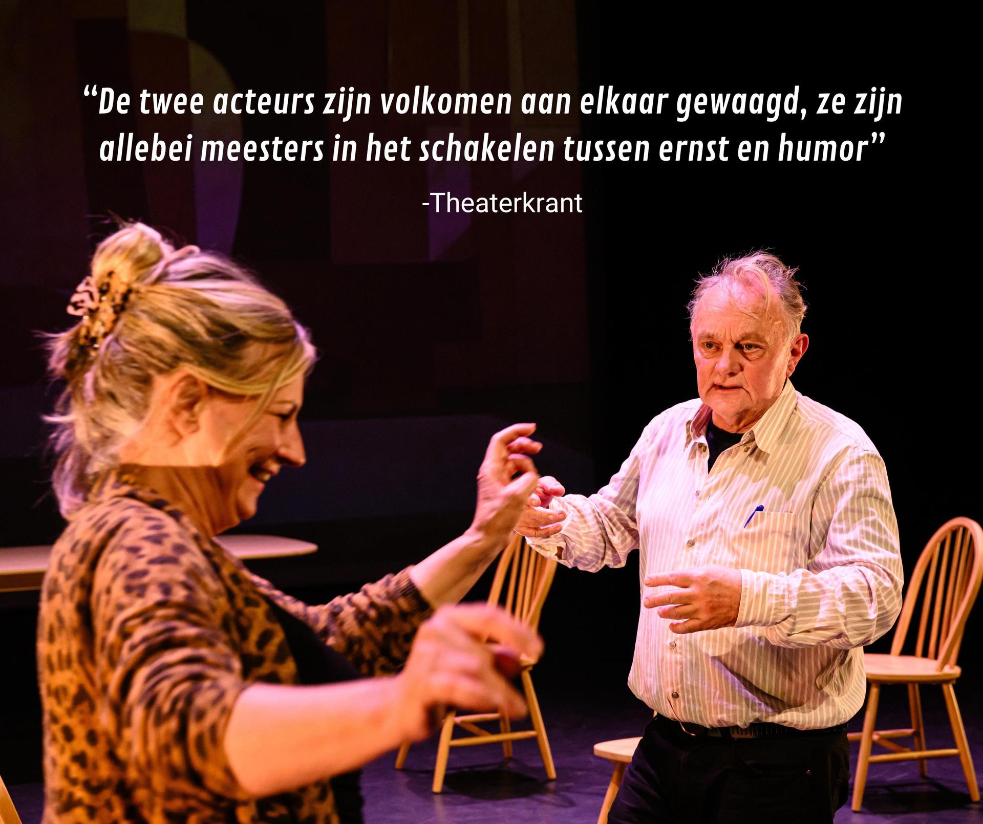 Scènefoto met recensie "De twee acteurs zijn volkomen aan elkaar gewaagd." - Theaterkrant.