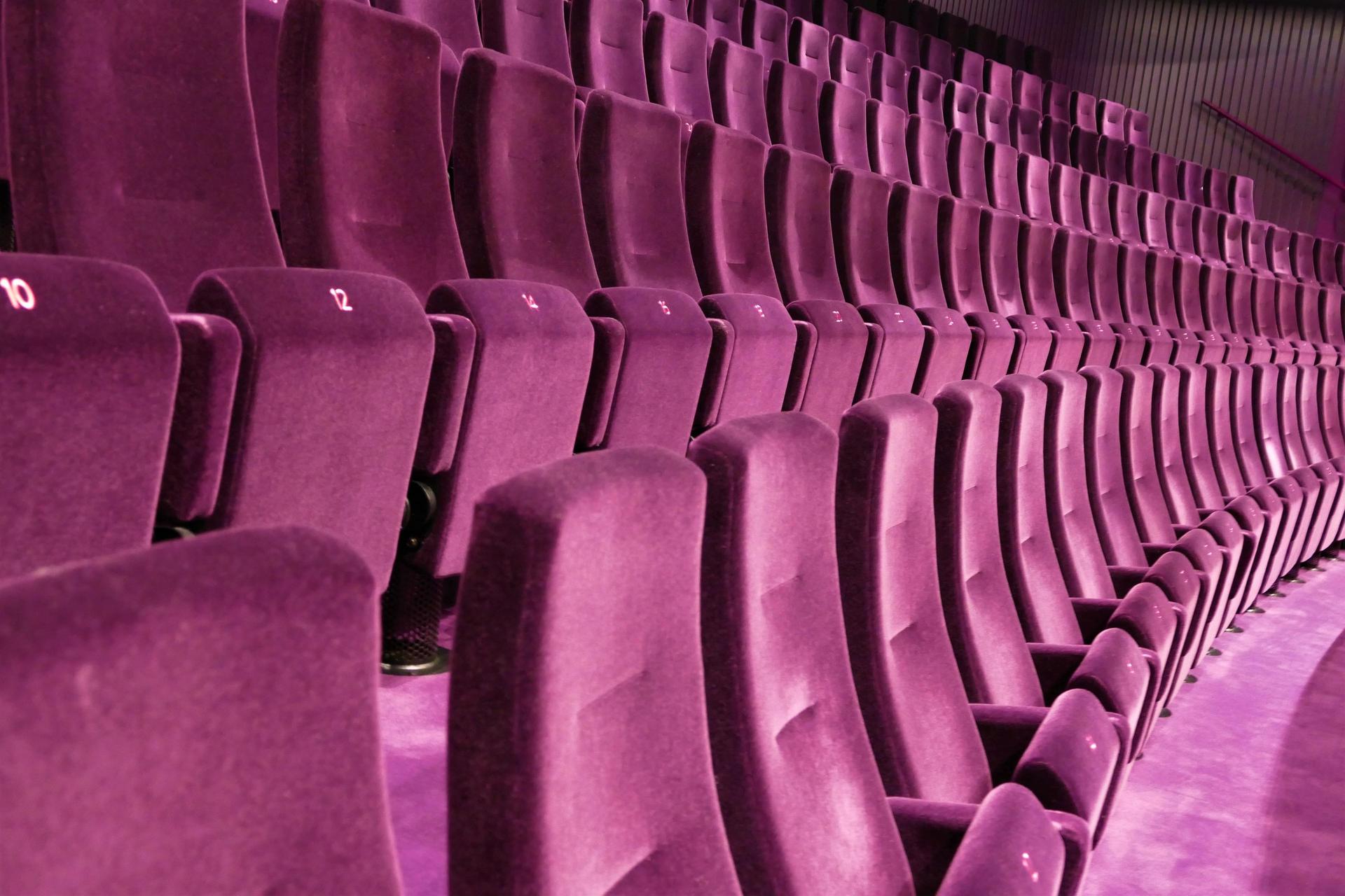 Foto van Paarse pluche stoelen in de Grote Zaal van Theater de Stoep