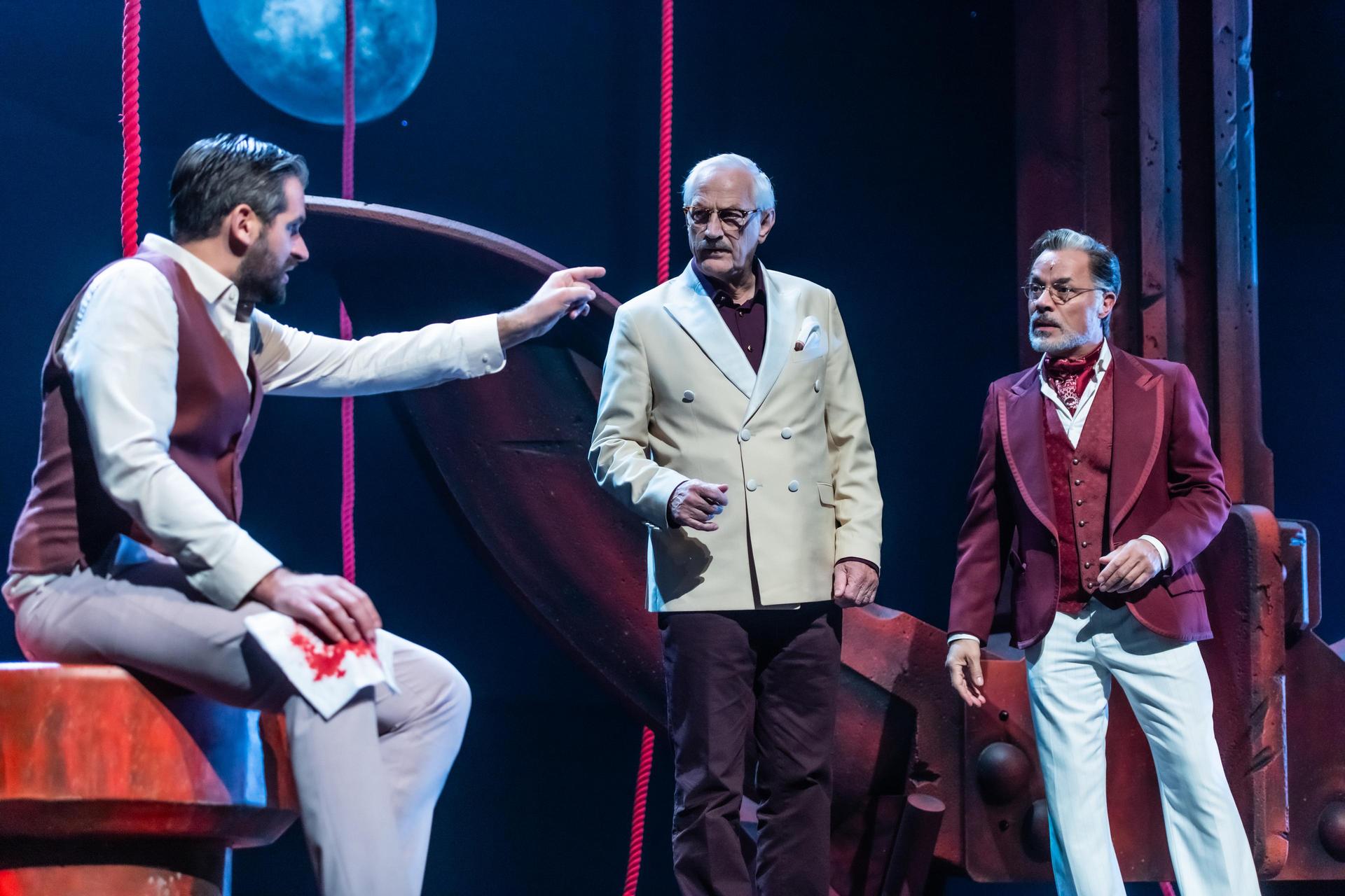 Scenefoto van leden van de cast van Murder on the Nile