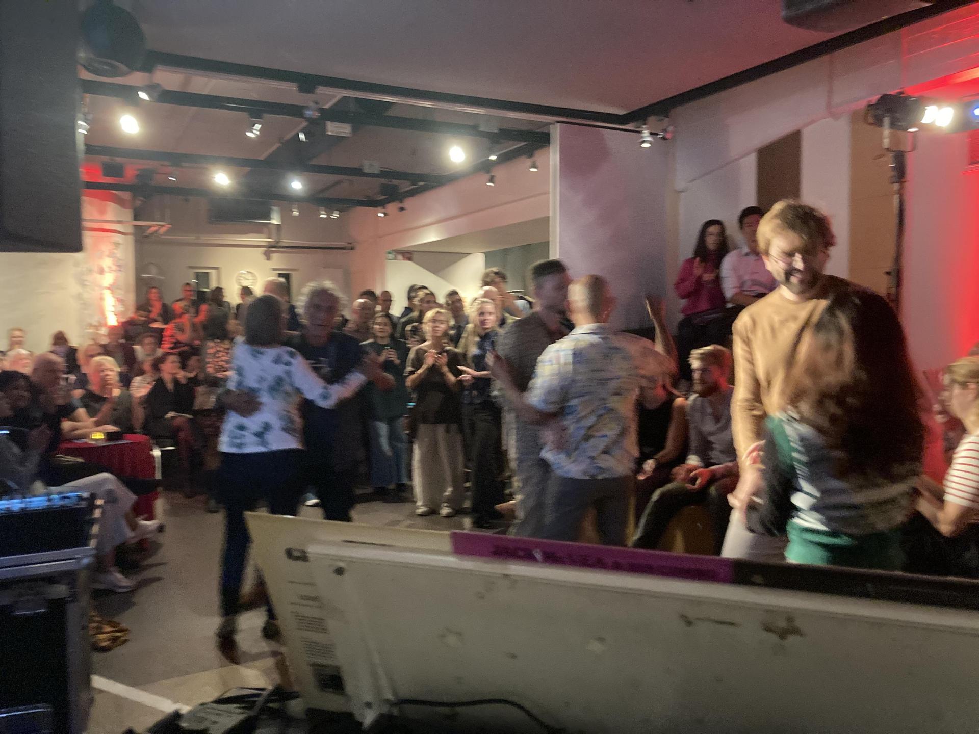 dansende mensen op de muziek van DJ Koert Sauer