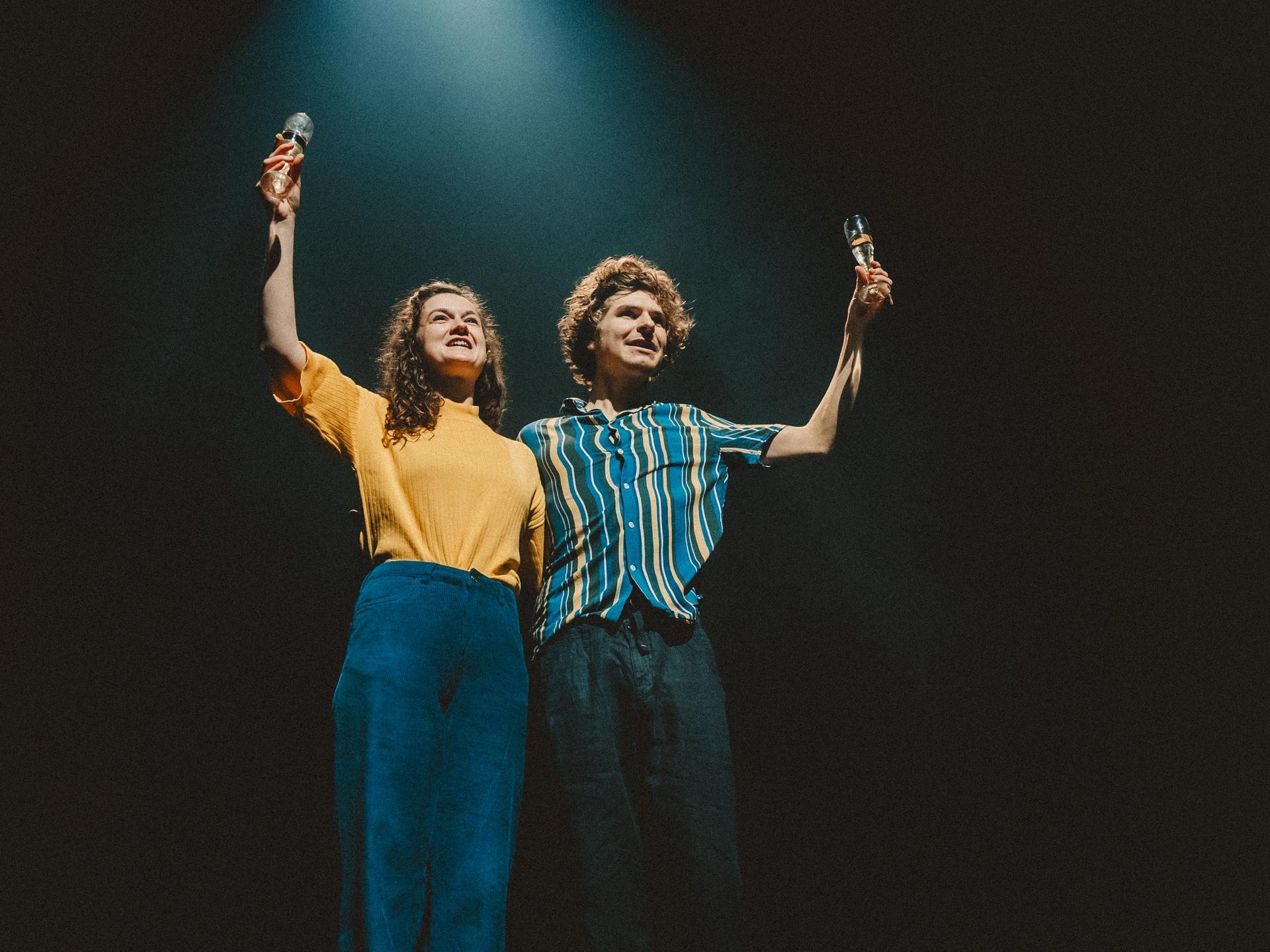 Scenefoto van het cabaretduo Grof Geschud op het podium