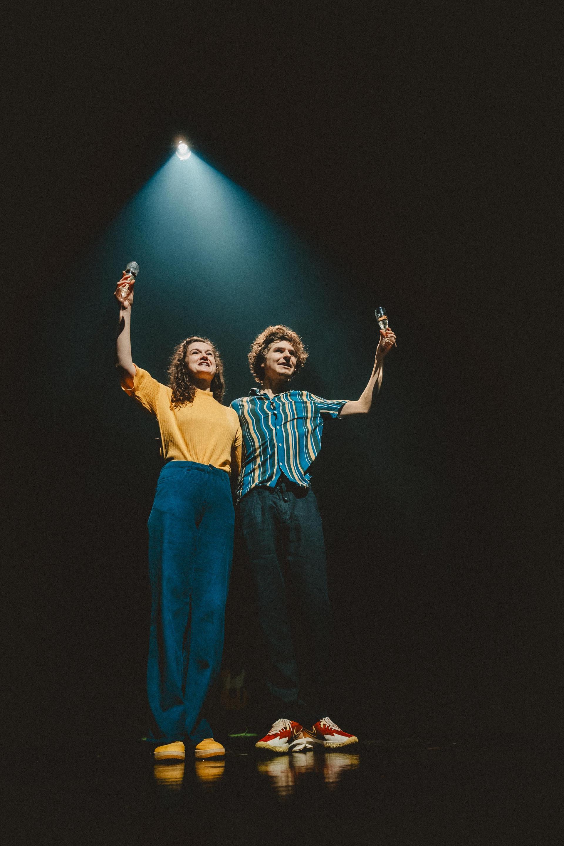 Scenefoto van het cabaretduo Grof Geschud op het podium