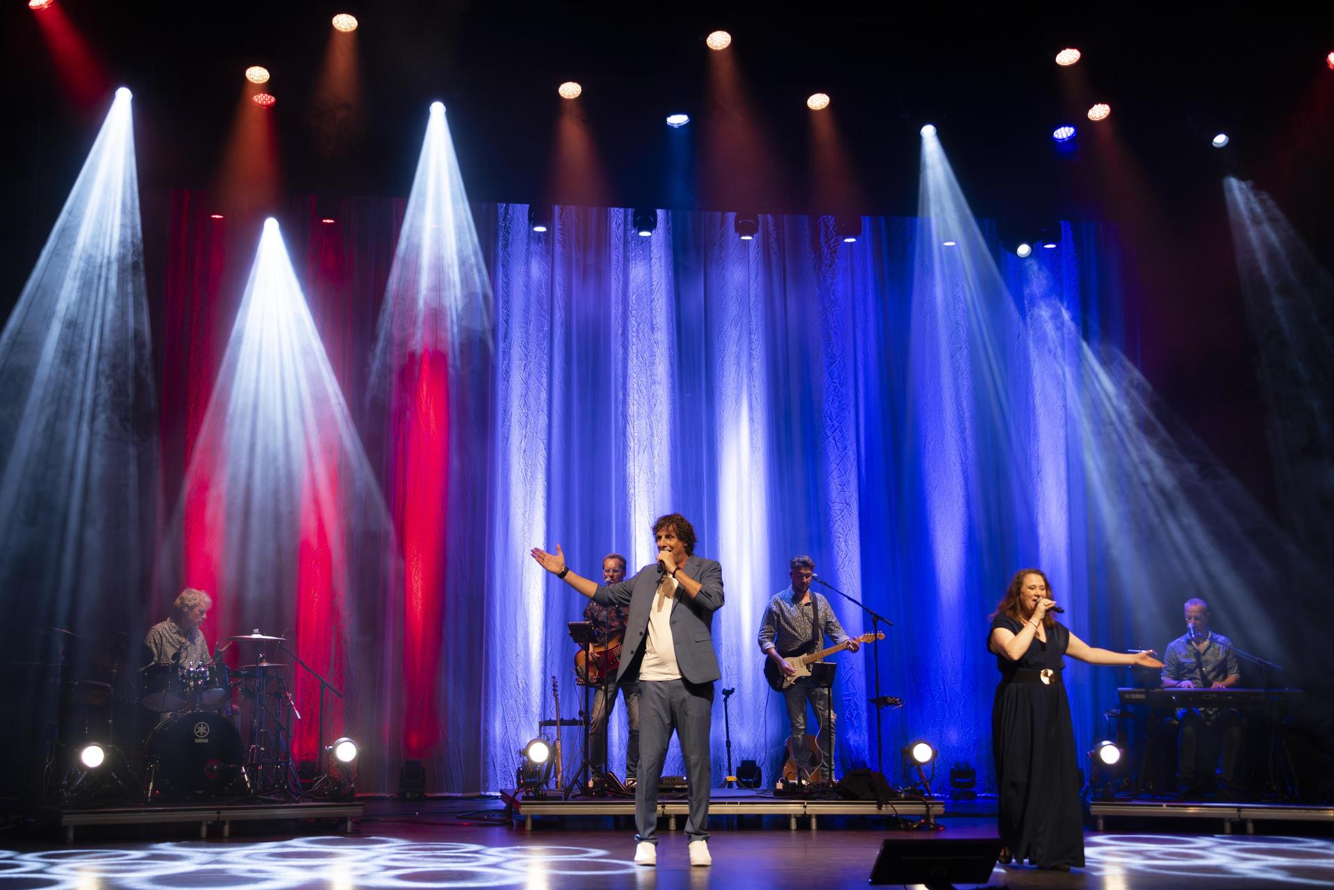 scènefoto van The Story of BZN met hele band op het podium