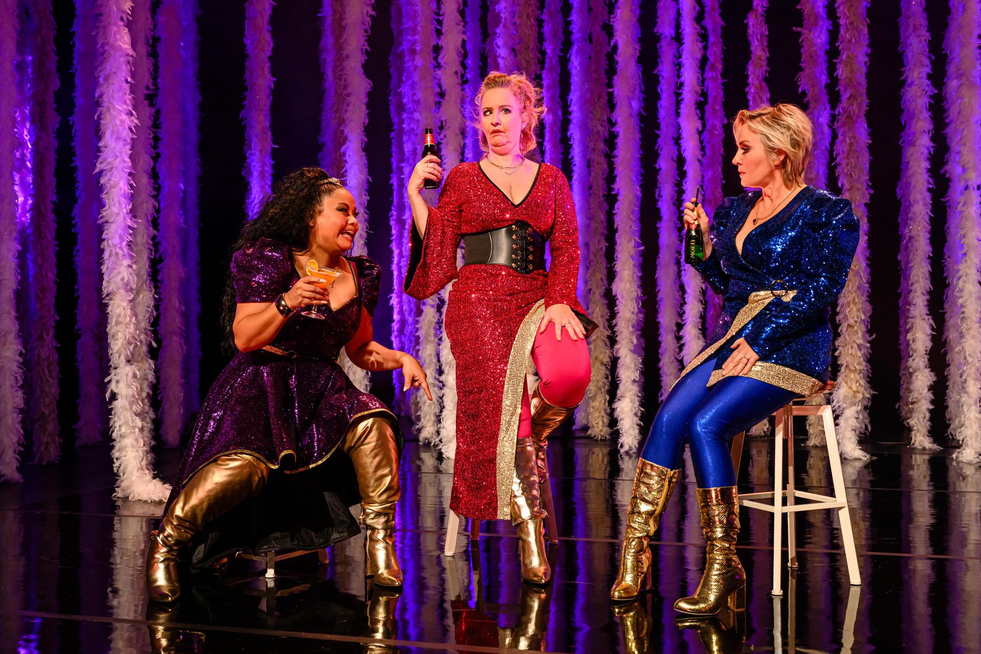 scènefoto van de 3 dames op het podium tijdens de voorstelling