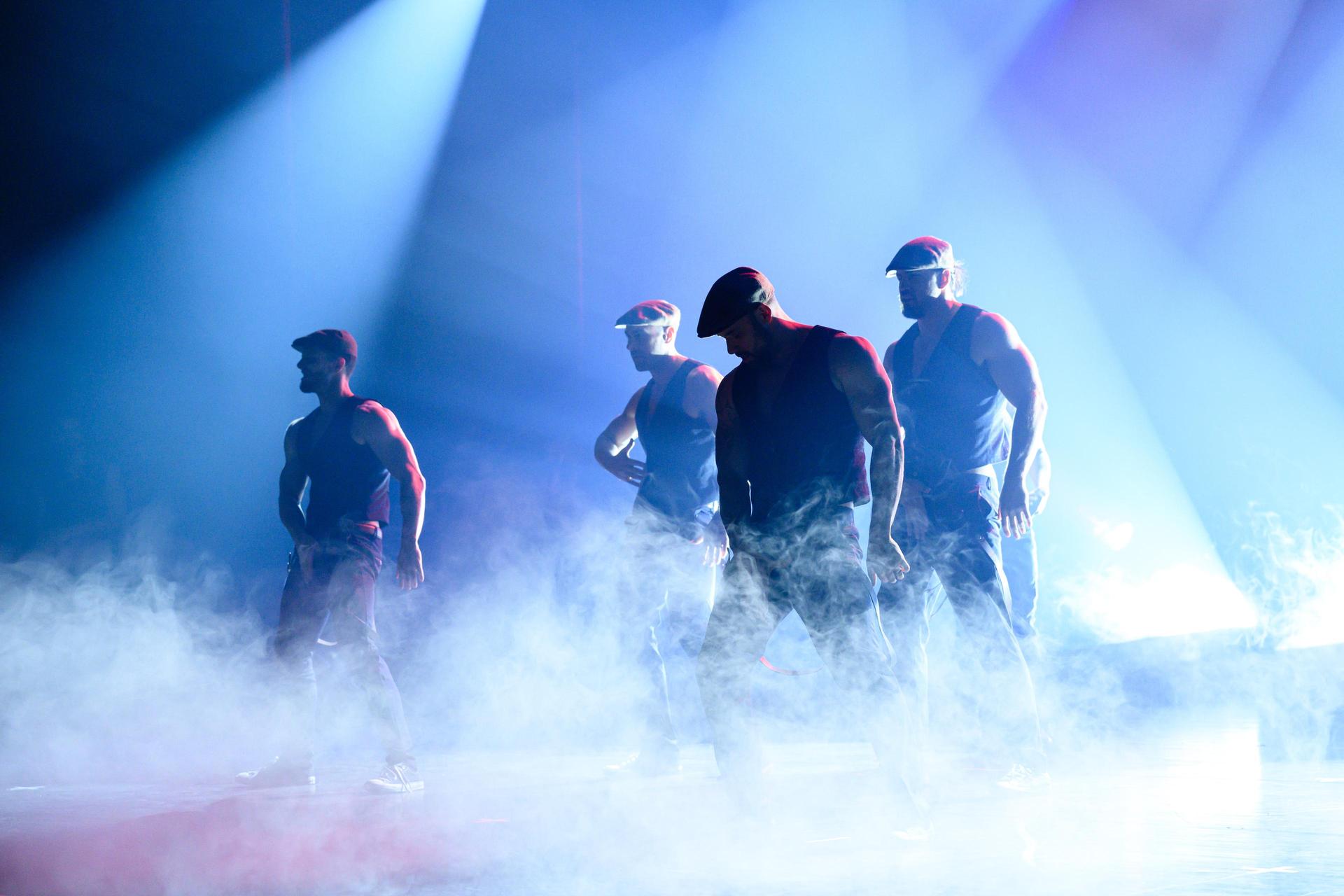 scenefoto van de mannen van Thunder from down under op het podium met ontbloot bovenlijf