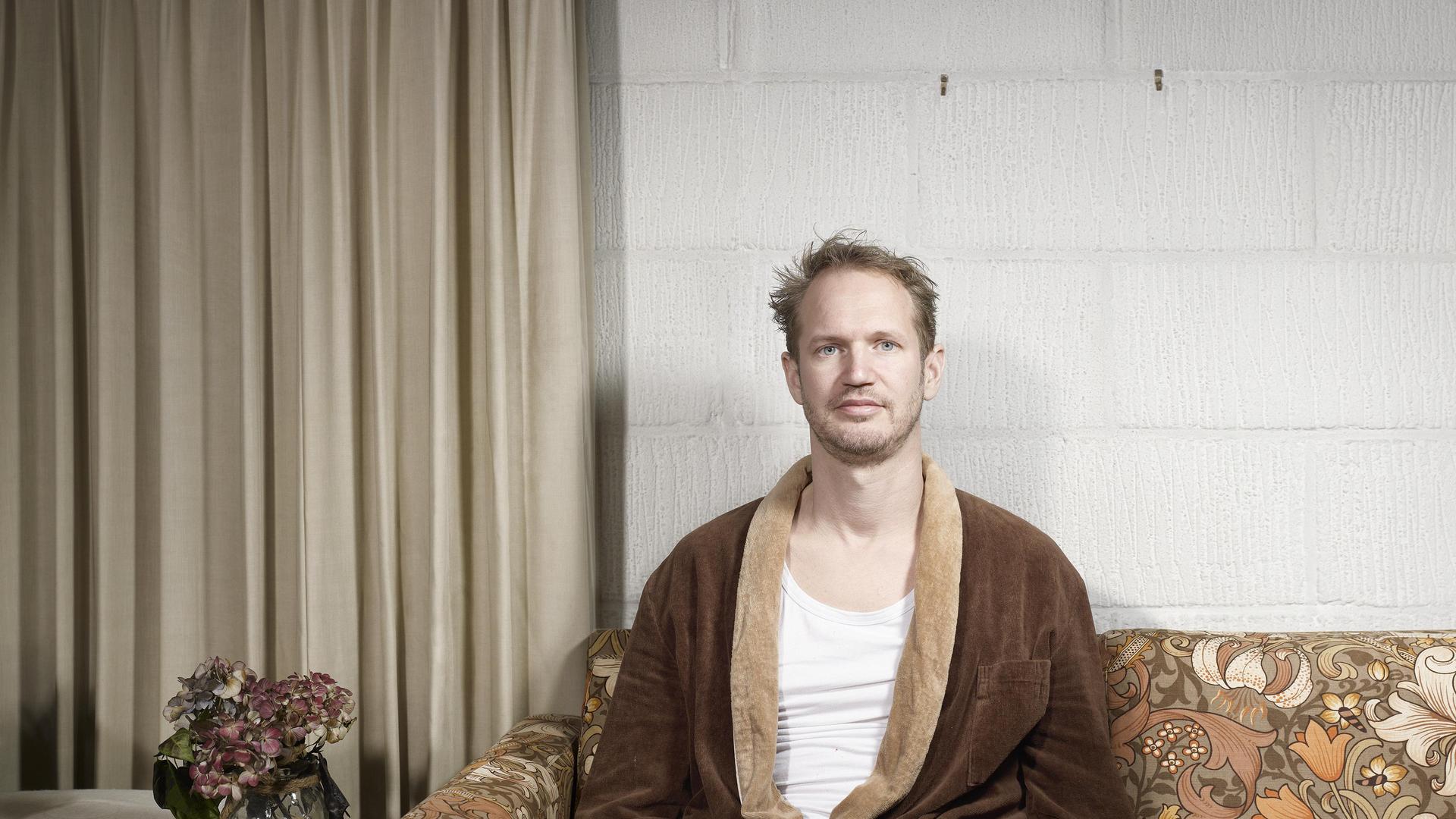 Johan Goossens, Promotiefoto van Johan Goossens met wit hemd en bruine ochtendjas aan