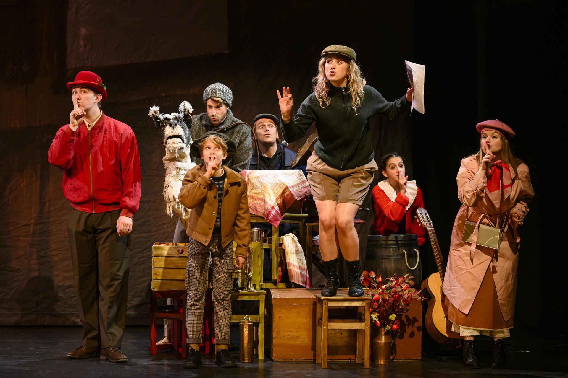 scènefoto van Kruimeltje en de strijd om de Goudmijn met hele cast erop