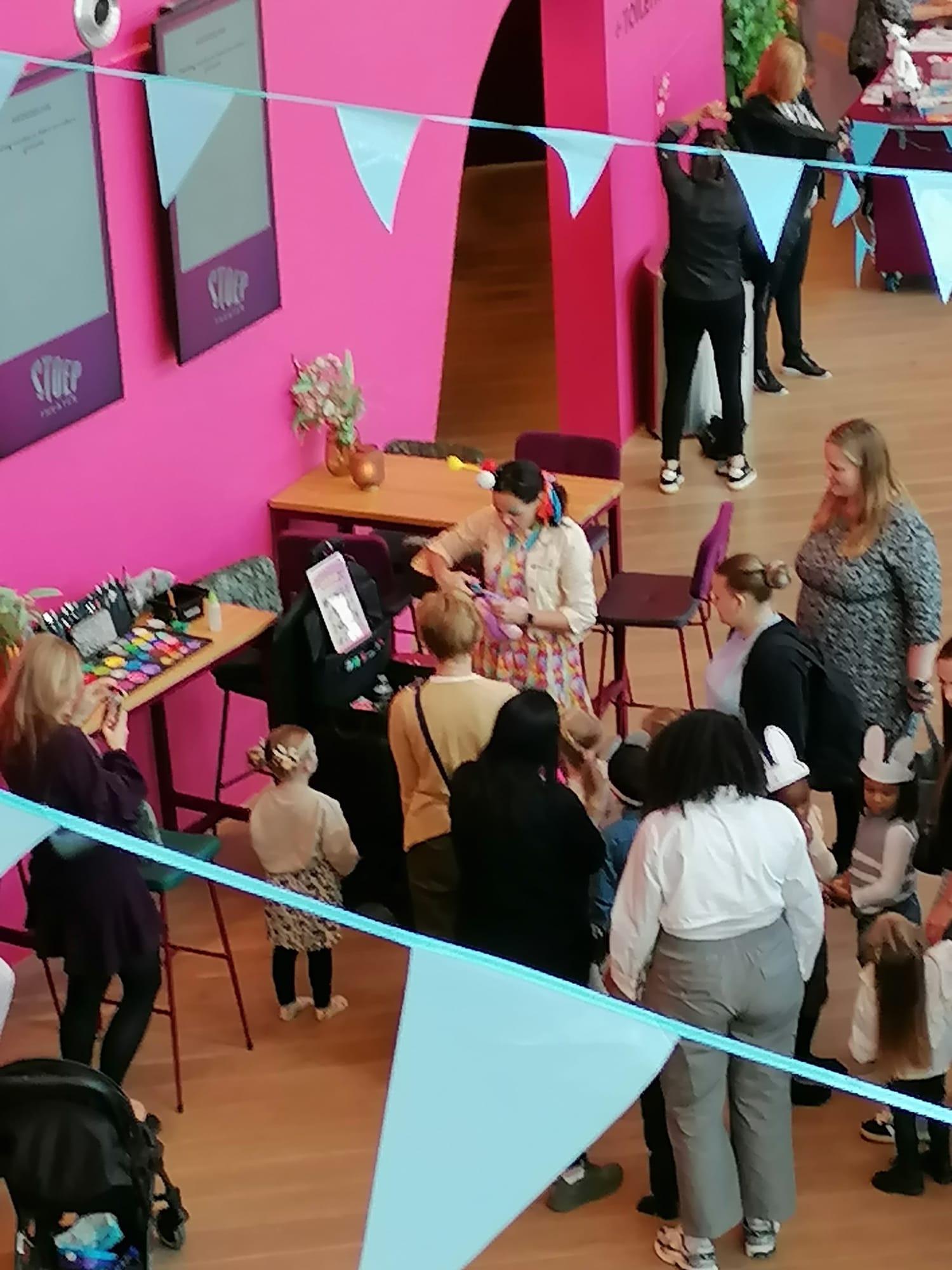 Clown Kim tijdens eerste Stoep Kids Dag in de foyer van Theater de Stoep