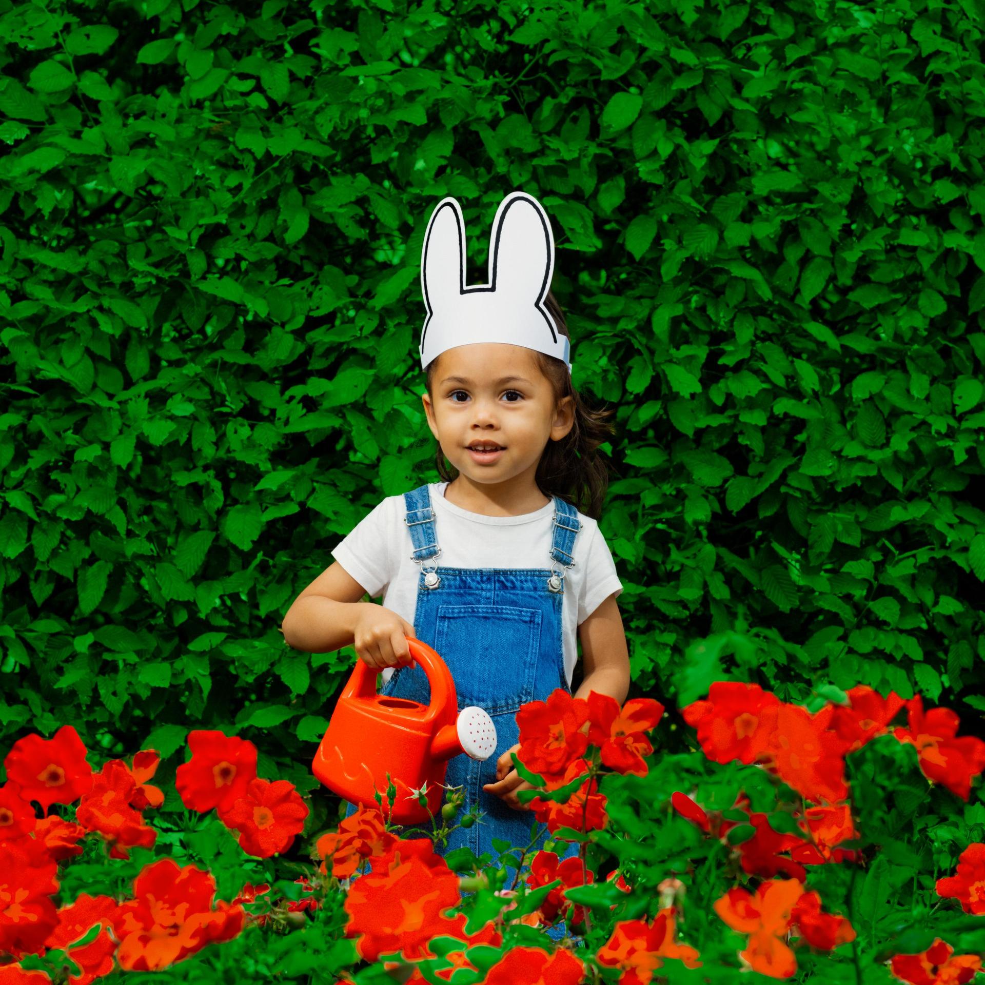 nijntje de Musical, Meisje met nijntje oren op die rode bloemen water geeft met een rode gieter