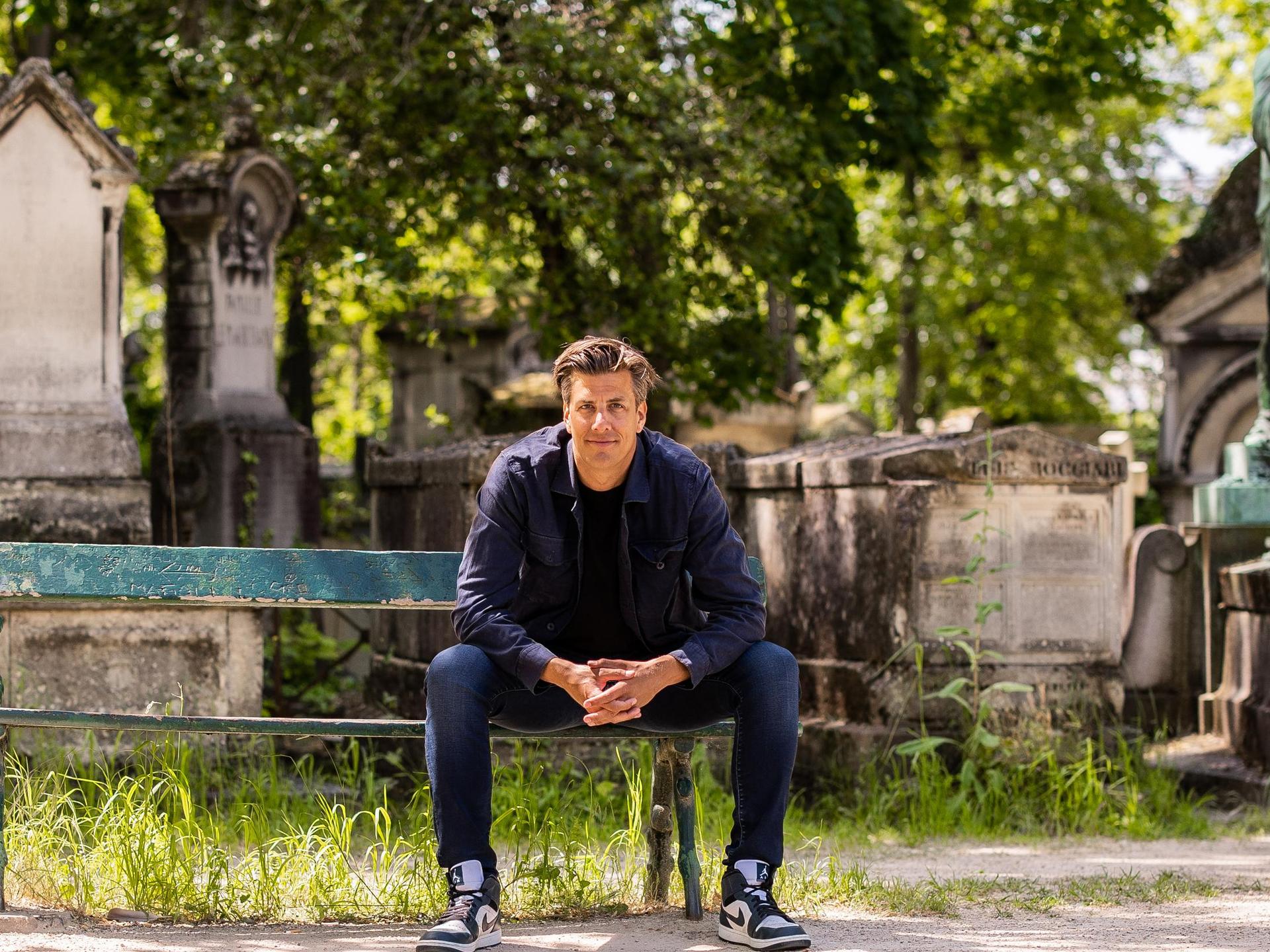 Rob Kemps, Foto Rob Kemps op bankje bij Père Lachaise
