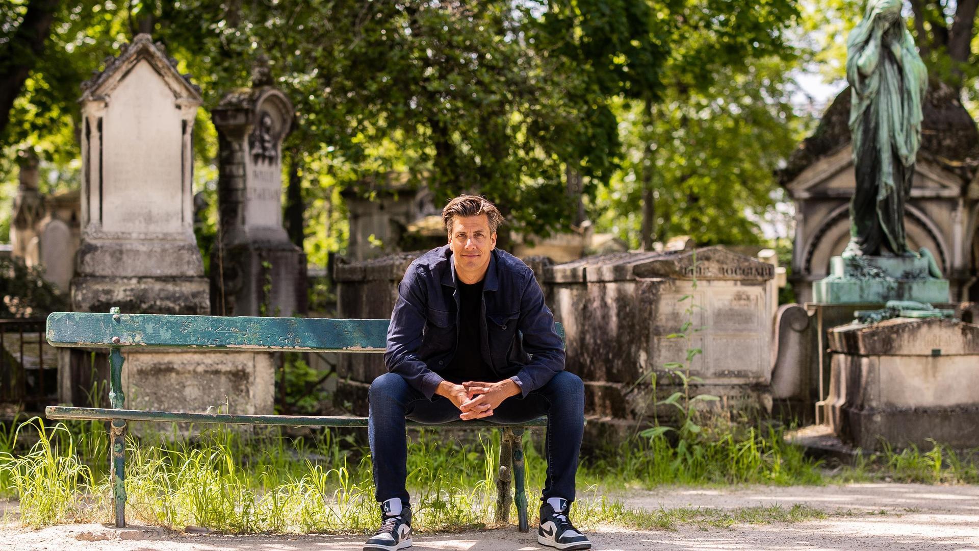 Rob Kemps, Foto Rob Kemps op bankje bij Père Lachaise