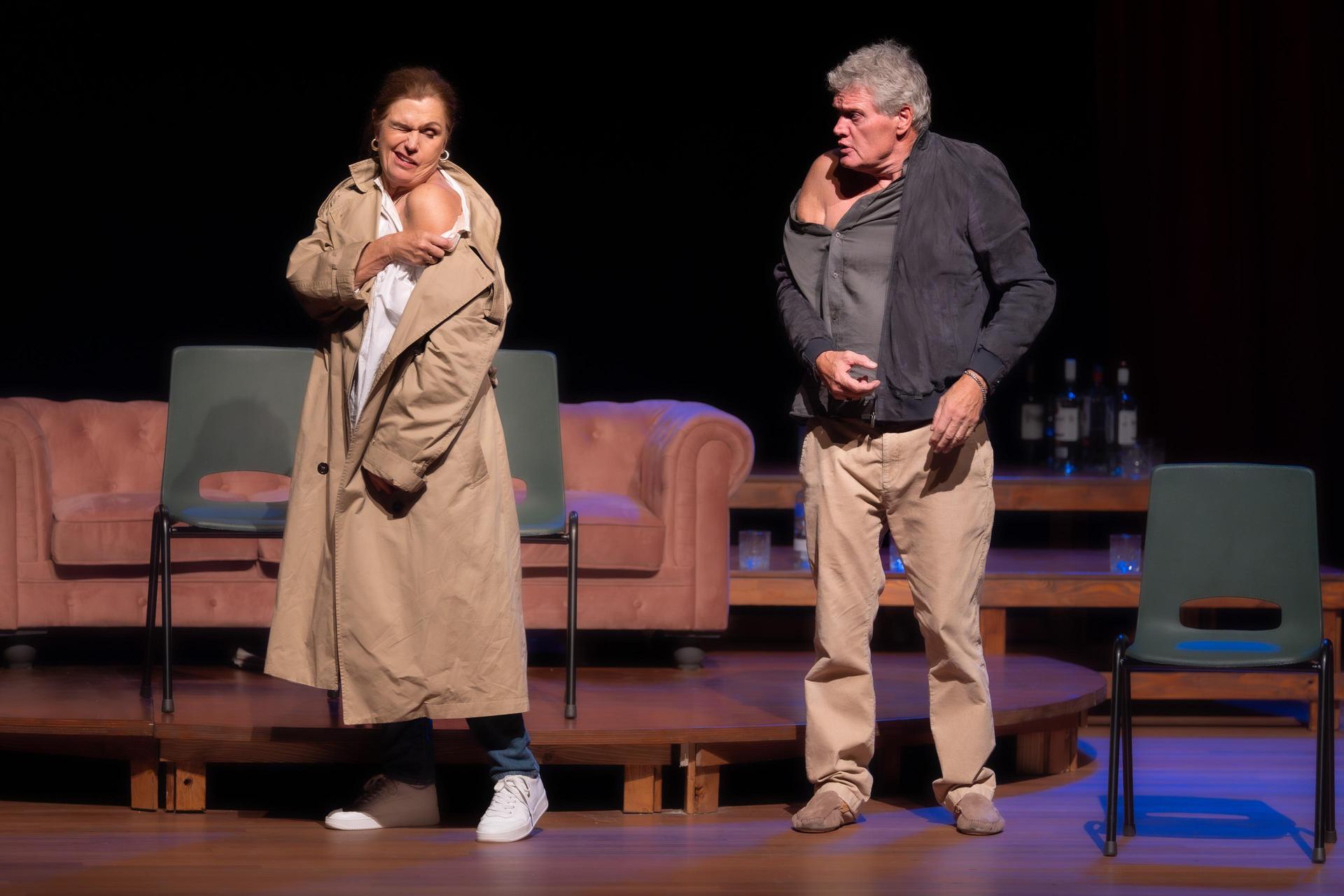 scènefoto Doek met Liz Snoijink die schouder ontbloot en Porgy Franssen eveneens met blote schouder