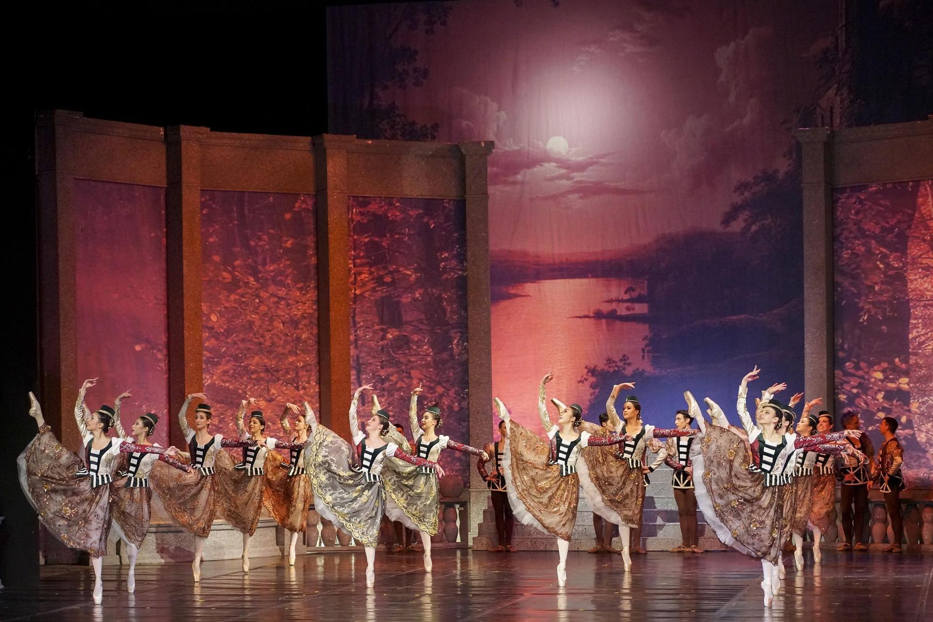 scènefoto Het Zwanenmeer. Diverse ballerina's op het podium.