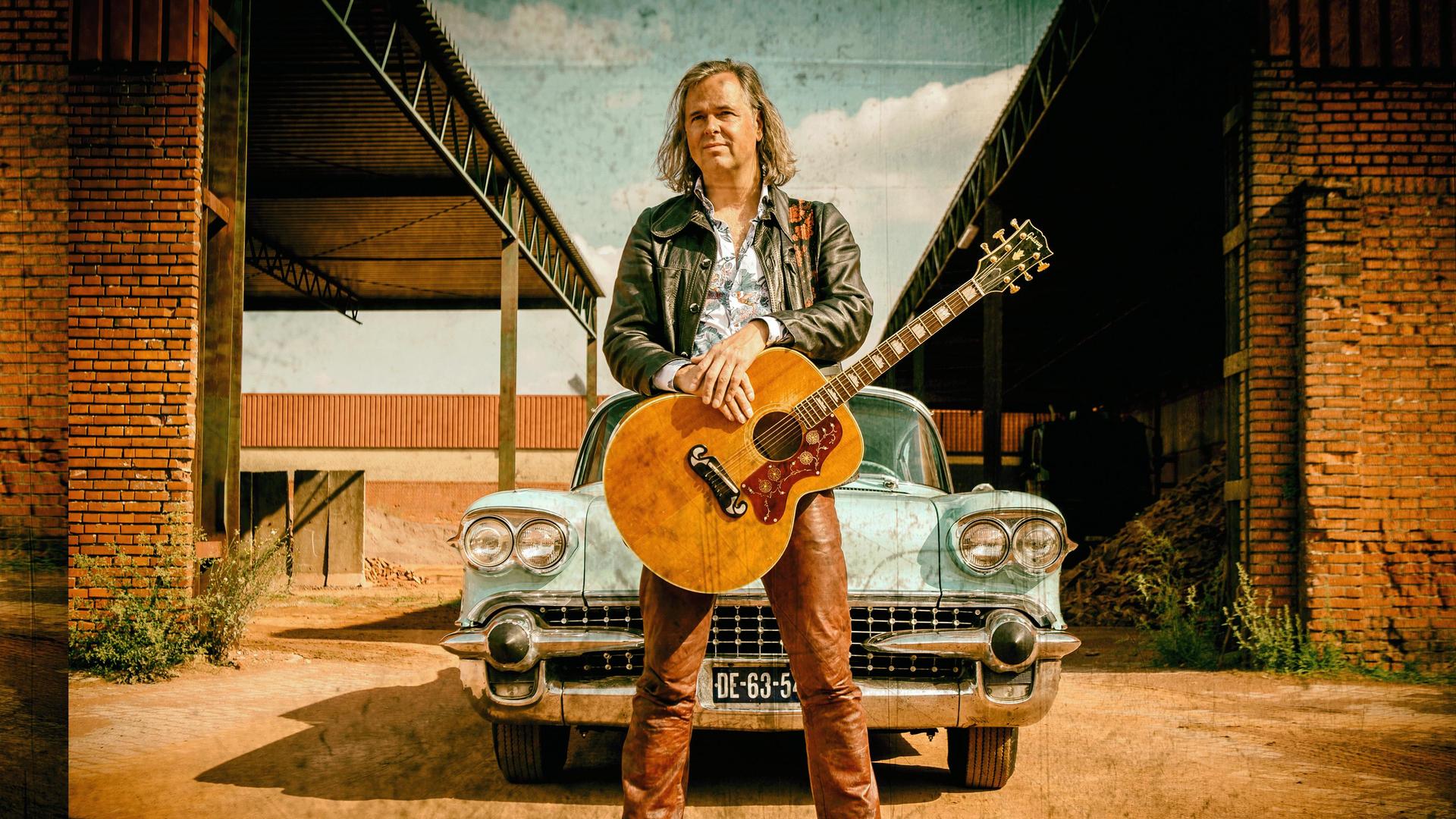 Erwin Nyhoff, Foto van Ed Struijlaart met gitaar voor oude Amerikaans auto