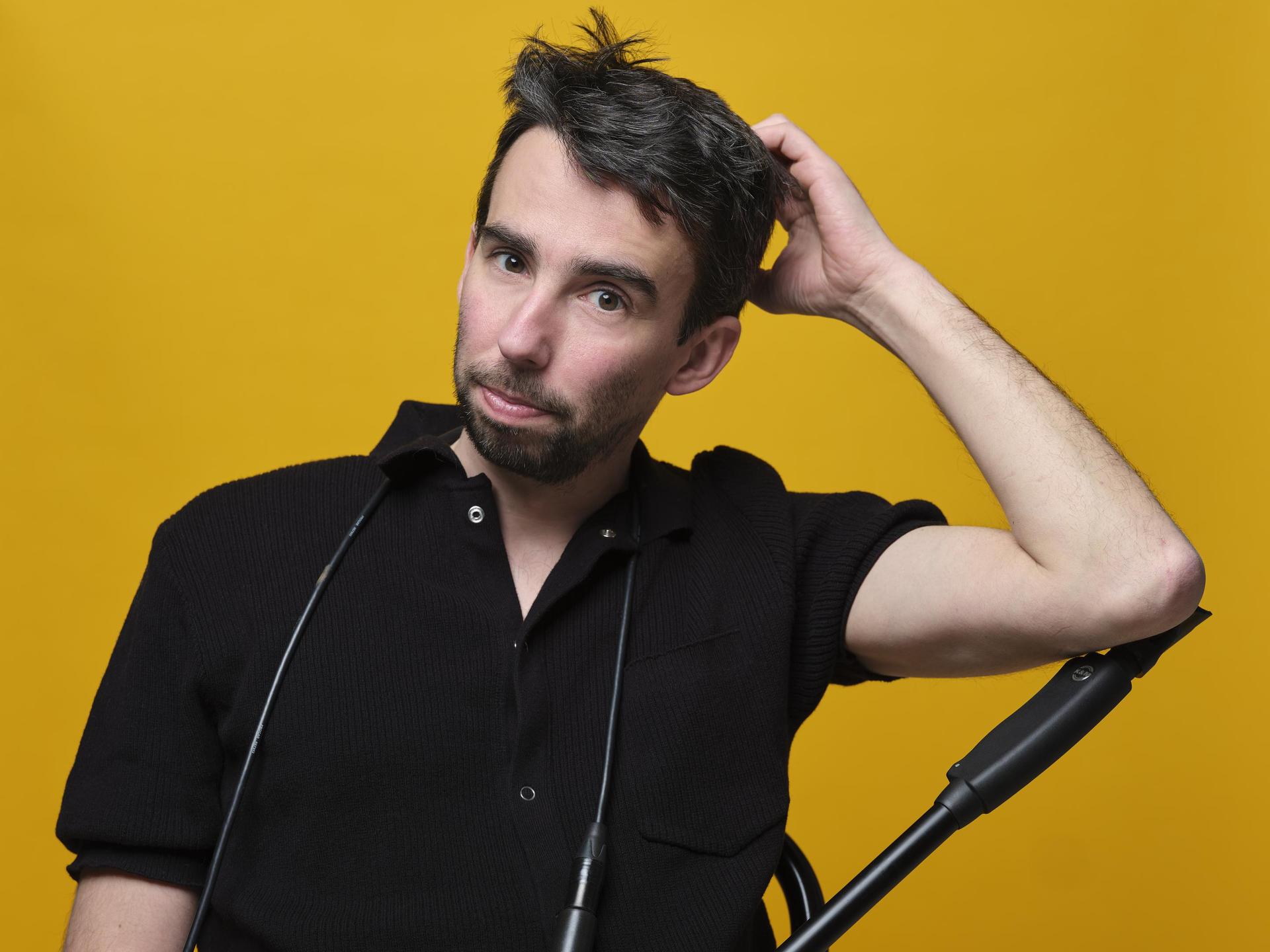 Stefan Pop, Foto van Stefan Pop met microfoonstang in zijn handen en microfoon hangt aan zijn nek.
