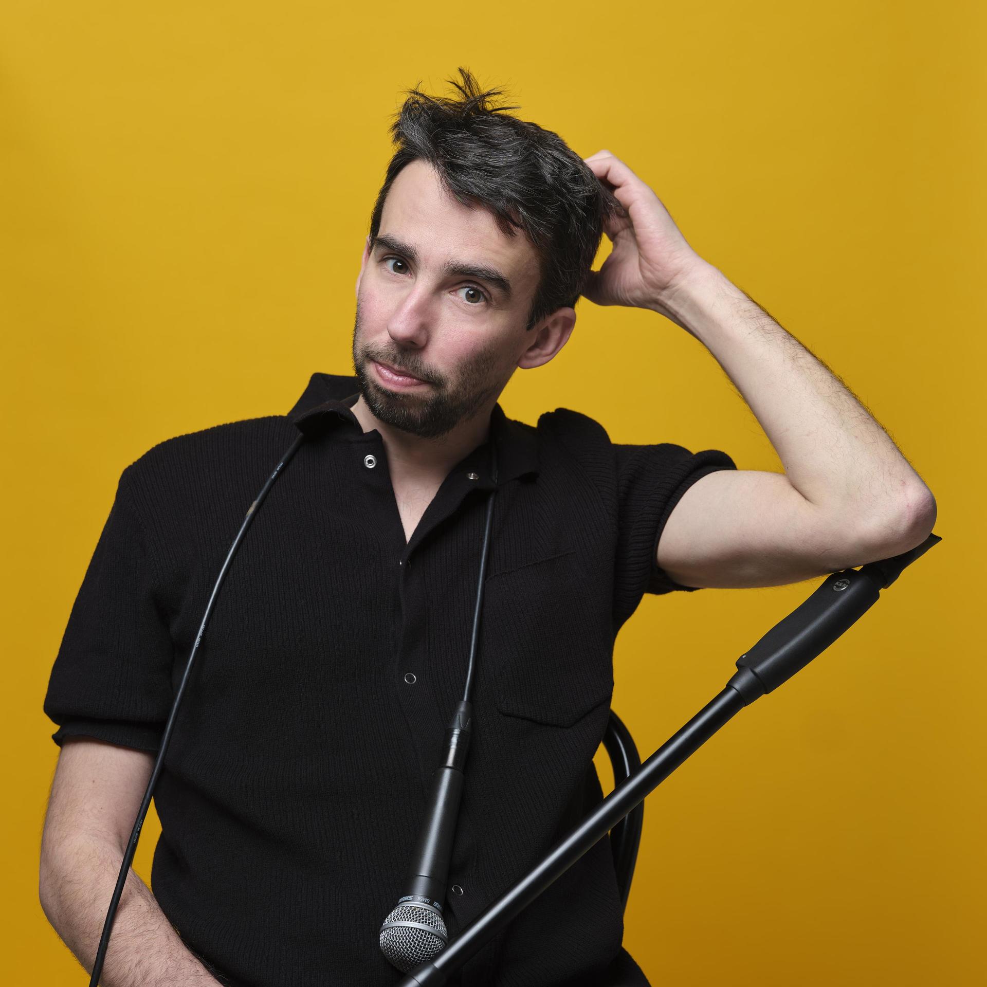 Stefan Pop, Foto van Stefan Pop met microfoonstang in zijn handen en microfoon hangt aan zijn nek.