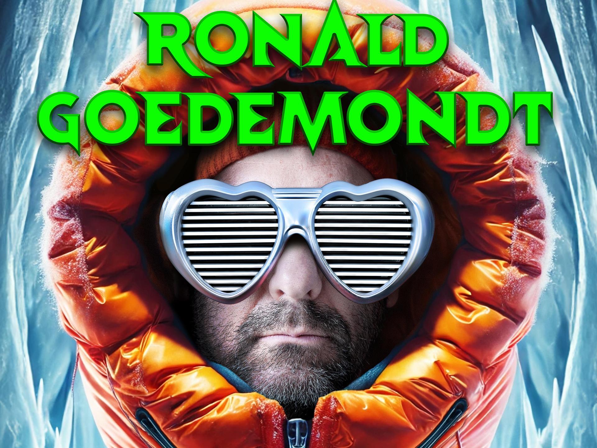 Ronald Goedemondt, Promotiefoto van Ronald Goedemondt in een dikke skijas met grote capuchon en  grote zonnebril op