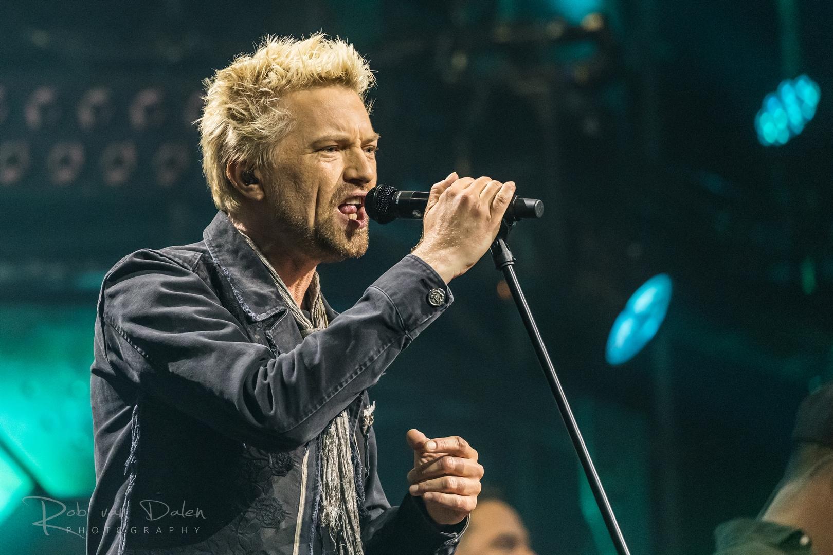 Een foto van zingende frontman van de band Starman Rias Baarda