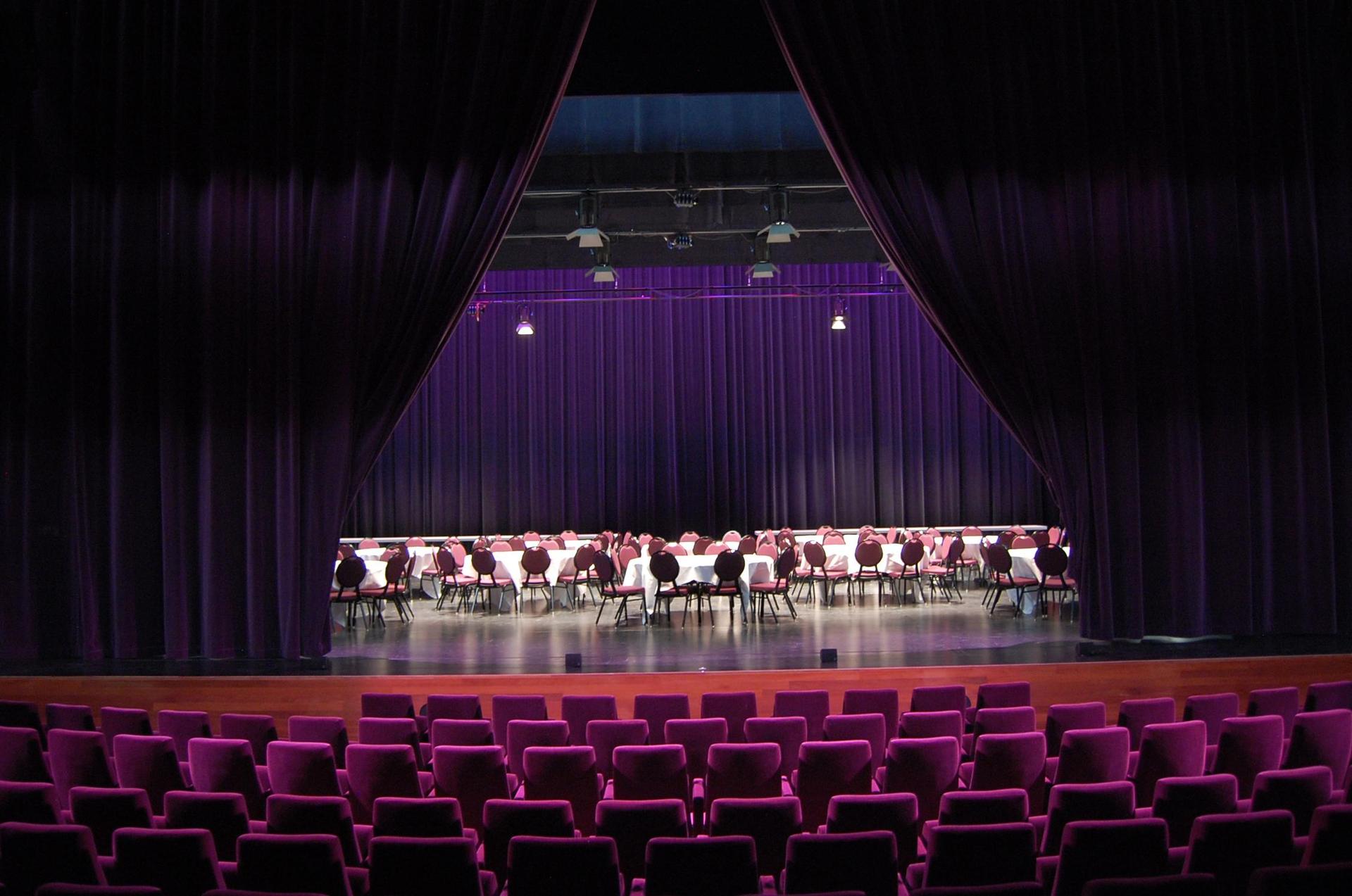 Foto van diner op het toneel van de Grote Zaal gezien vanaf rij 10