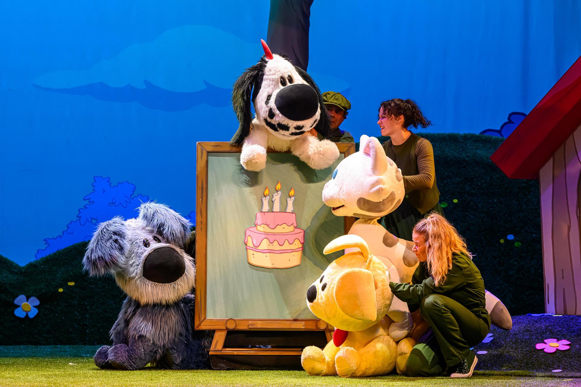 Scenefoto Woezel en Pip met poppen en acteurs