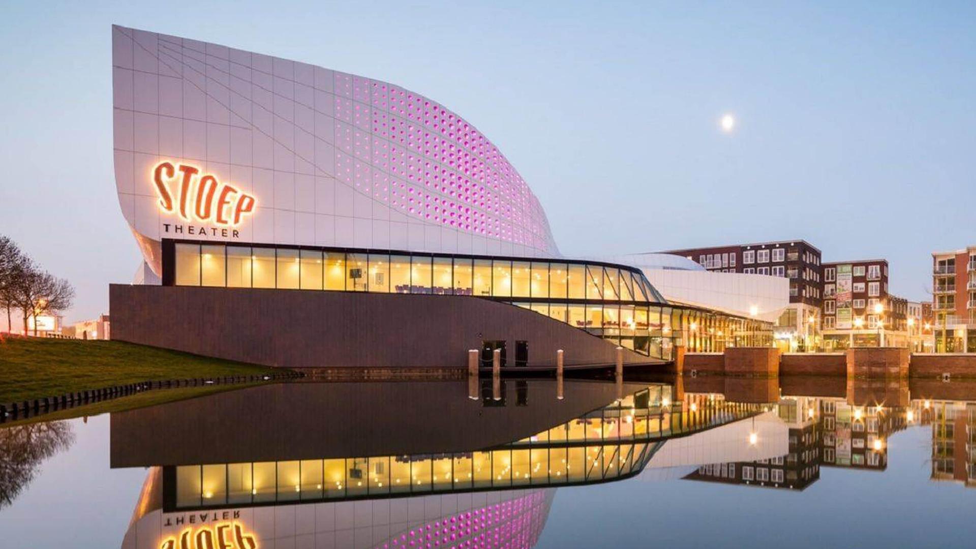 Foto van buitenzijde van het theater over de vijver heen gezien