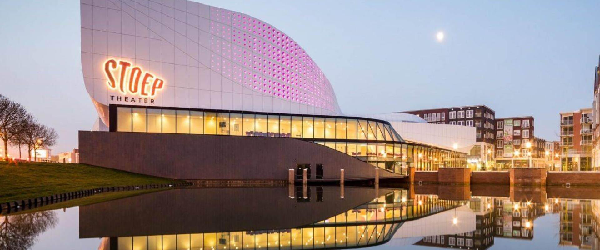 Foto van buitenzijde van het theater over de vijver heen gezien