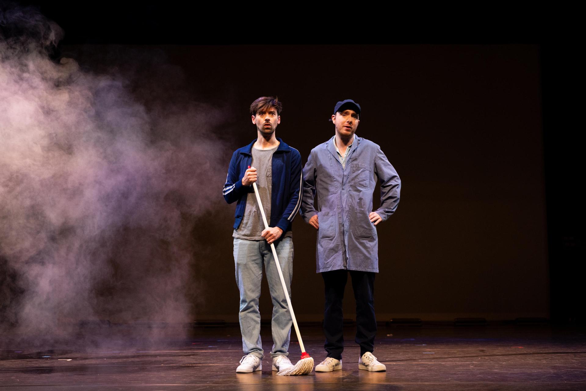 scènefoto van De Proefkeuken Theatershow met Pieter Hulst en Willem Voogd verkleed