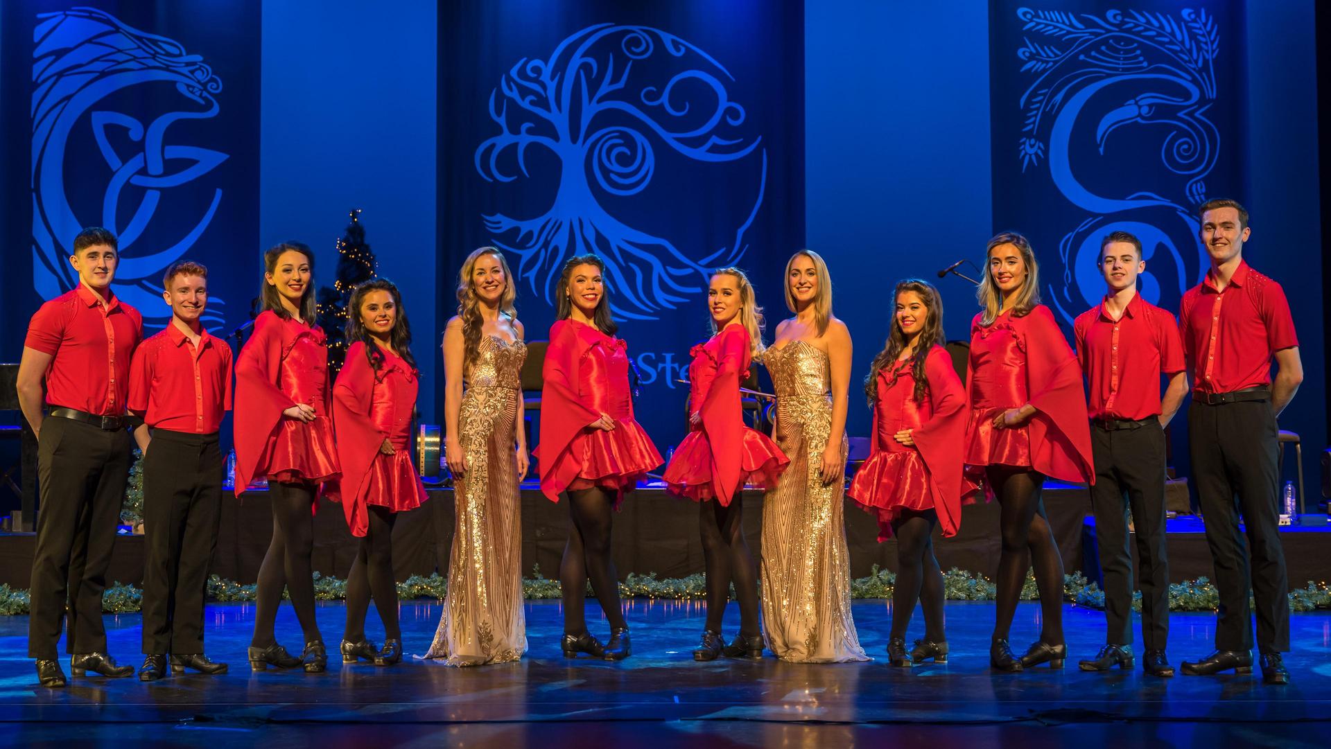 Een foto van de dansers en danseressen in rood