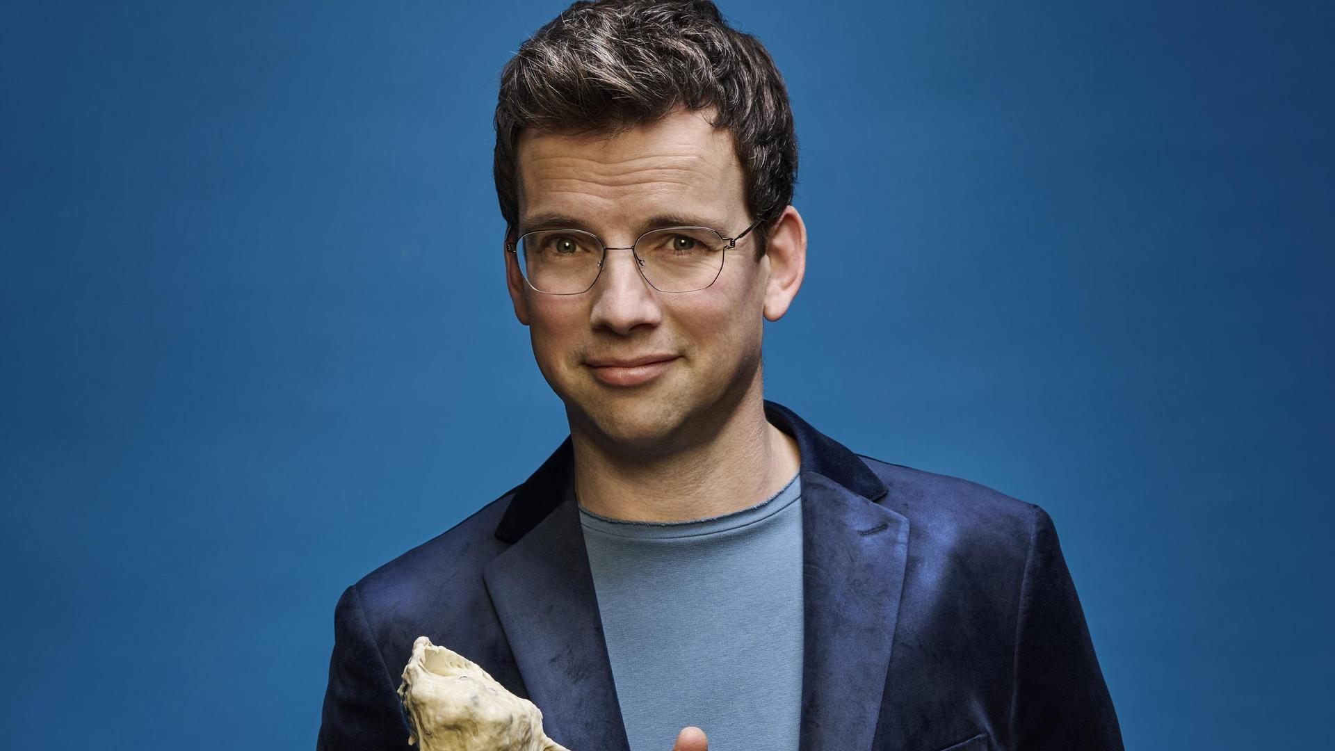 Pieter Derks, Foto van Pieter Derks waarop hij een beslaglepel met beslag voor oliebollen vasthoudt