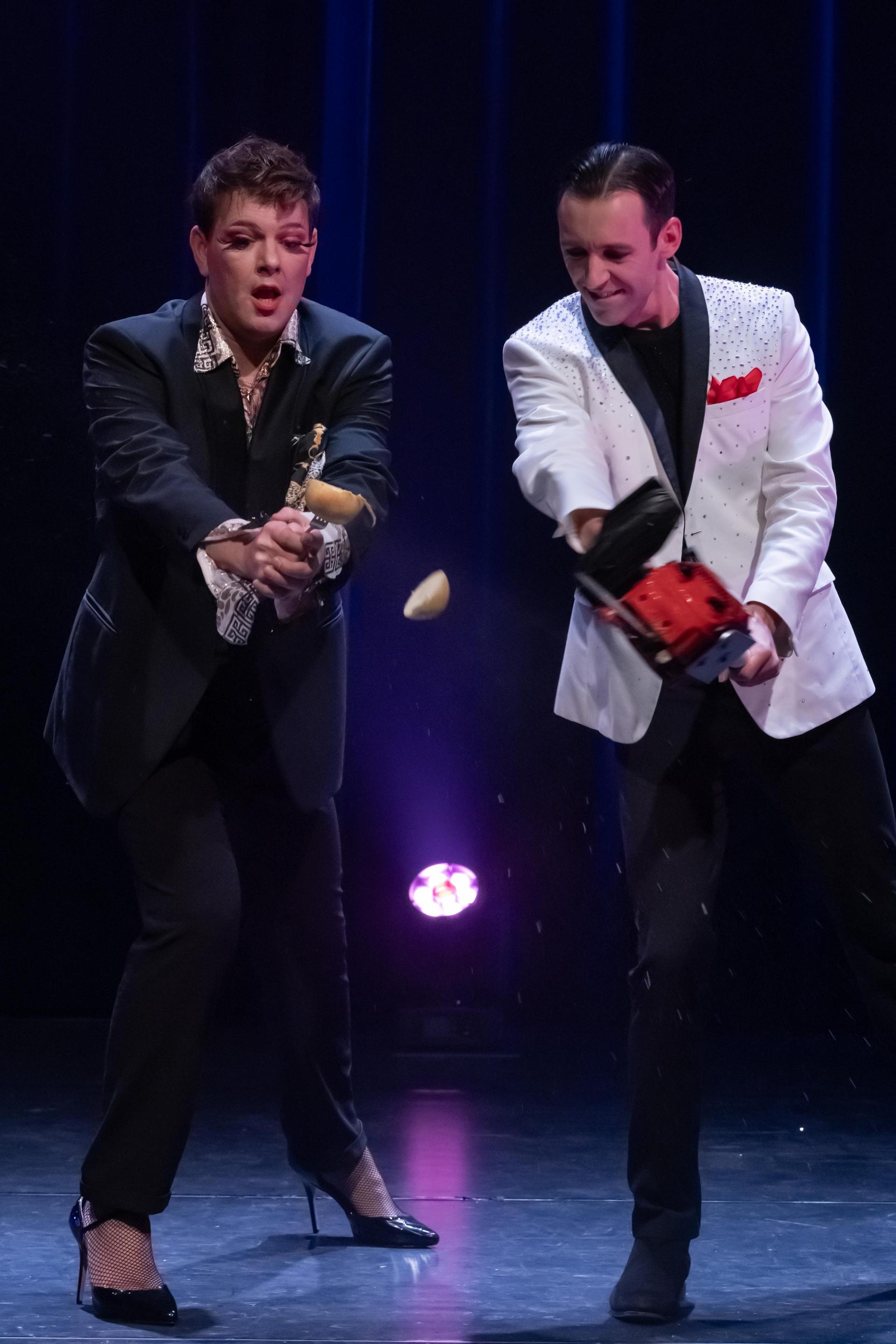 scènefoto Dave van der Wal en goochelaar op het podium