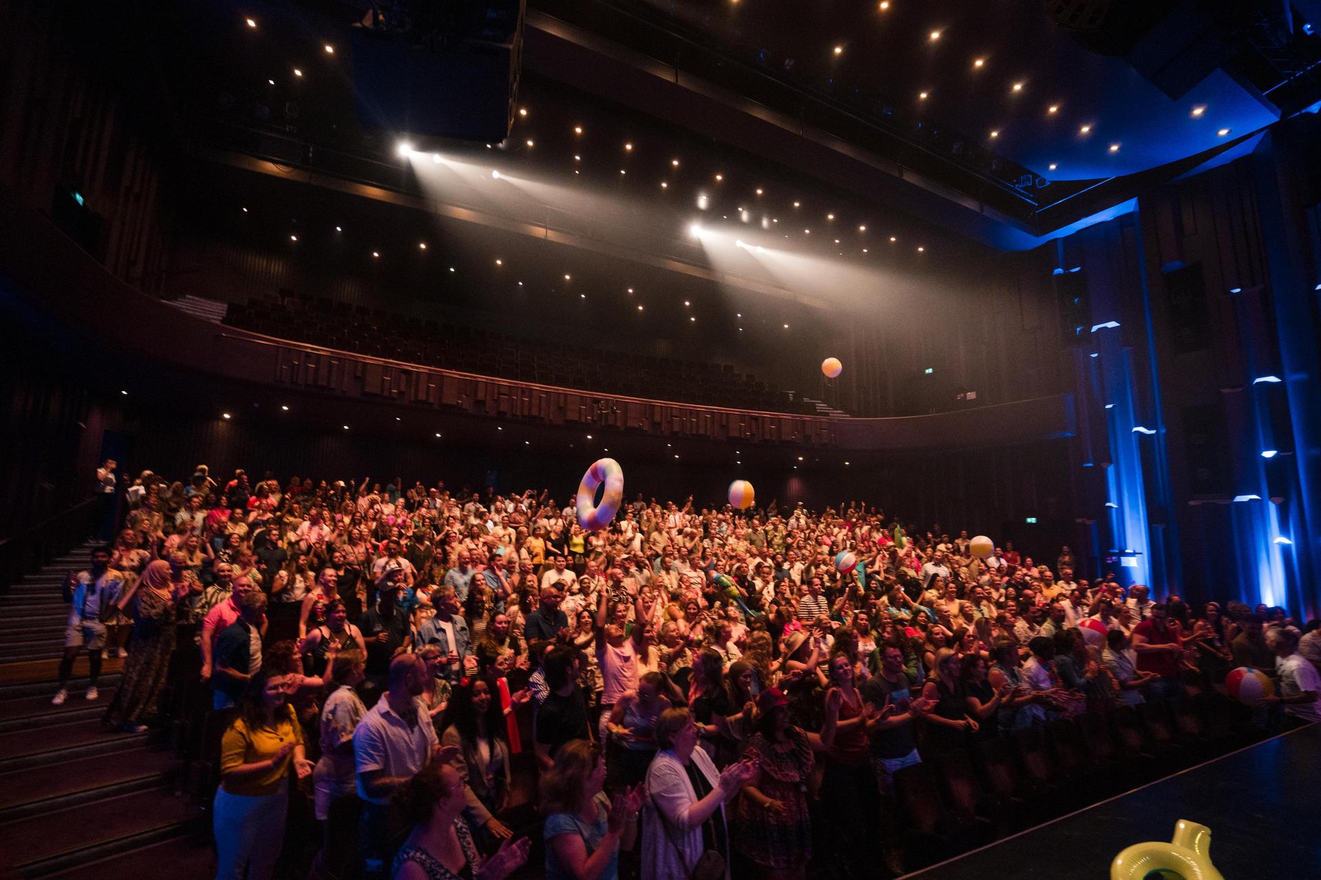 Volle Grote Zaal met mensen tijdens het Gemeentefeest